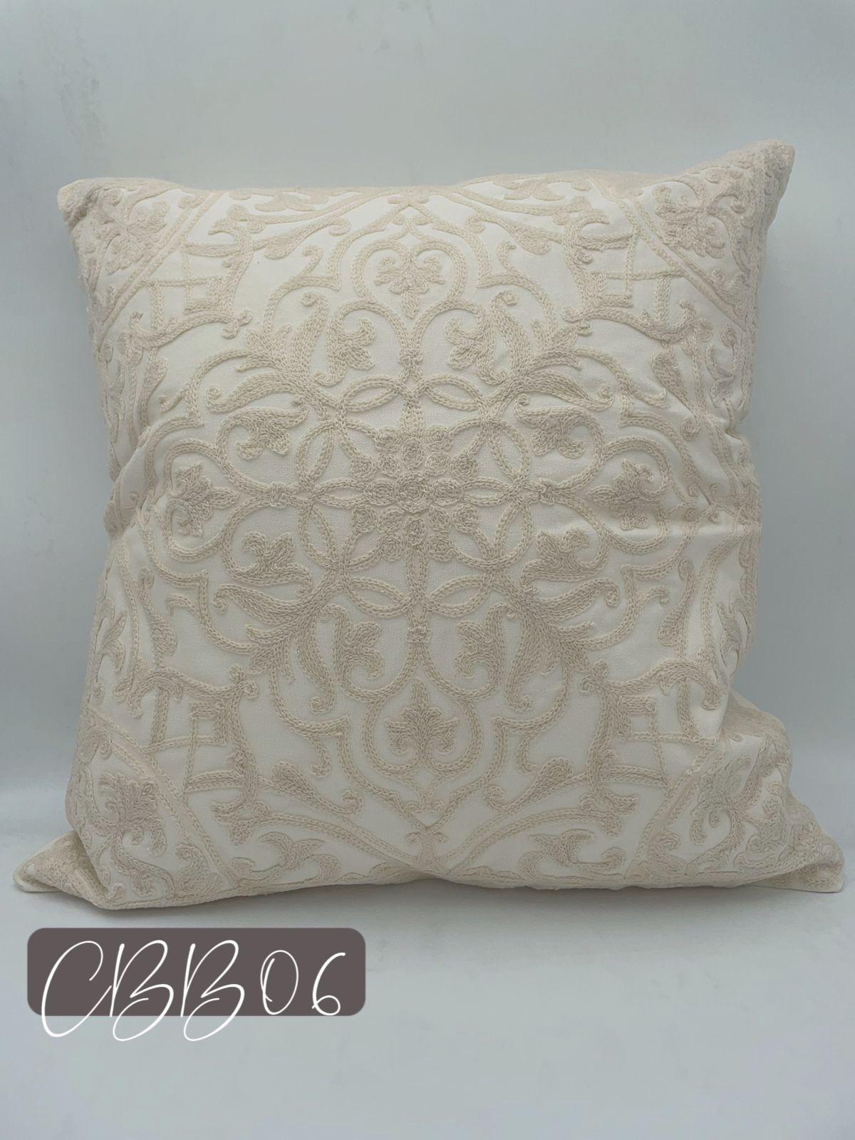 Fundas de cojines bordados en  tonos  beige