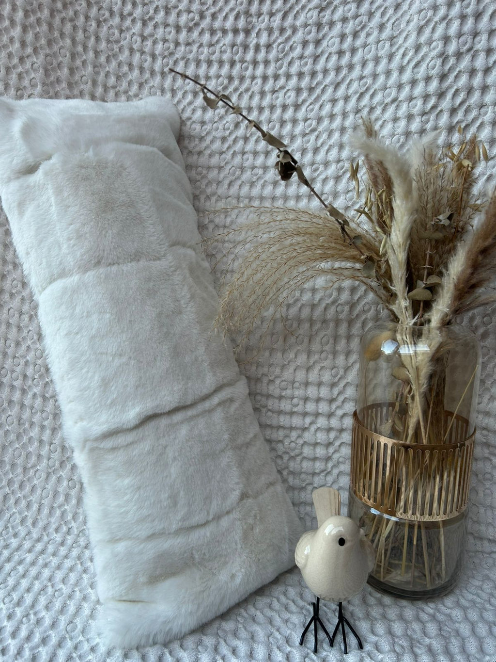 Cojín blanco  de pelo fino,  rectangular 30 x 70 cm