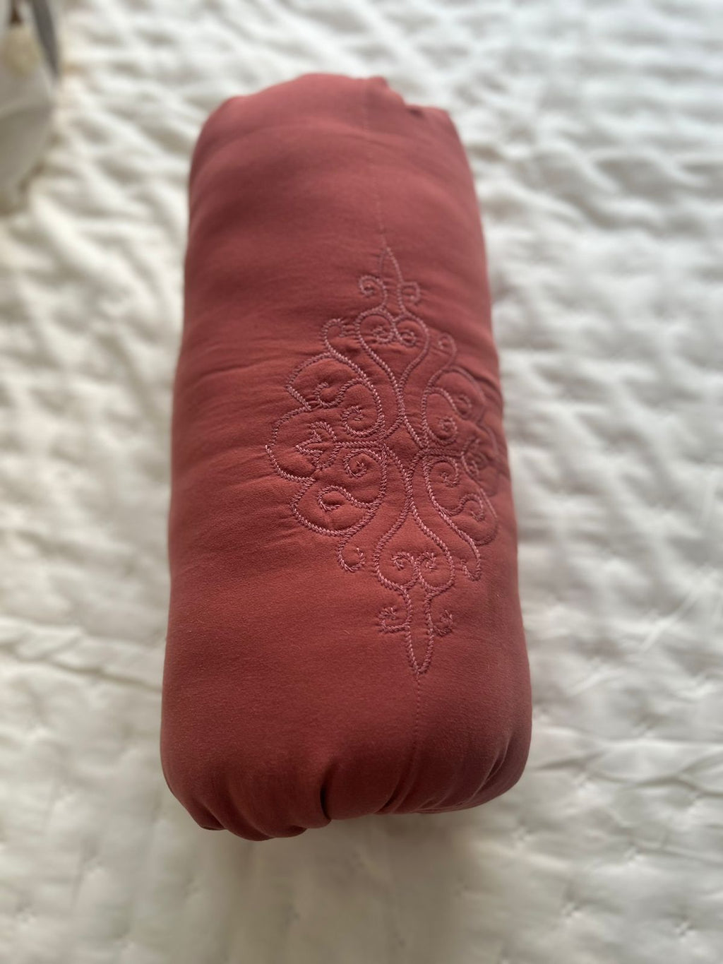 Cojín cilíndrico con detalles bordado