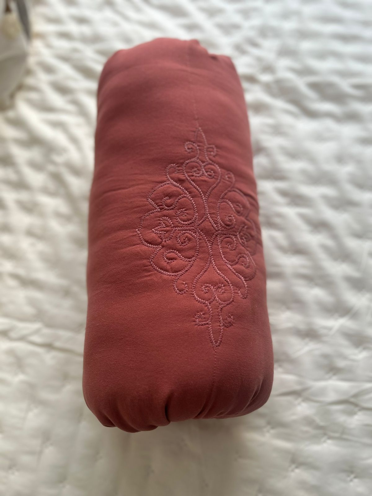 Cojín cilíndrico con detalles bordado