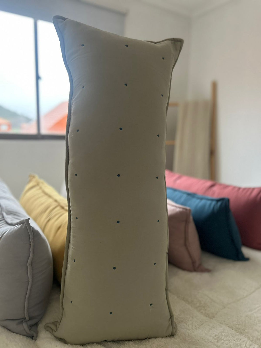 Cojin con detalles bordados,  rectangular 35 x 90cm