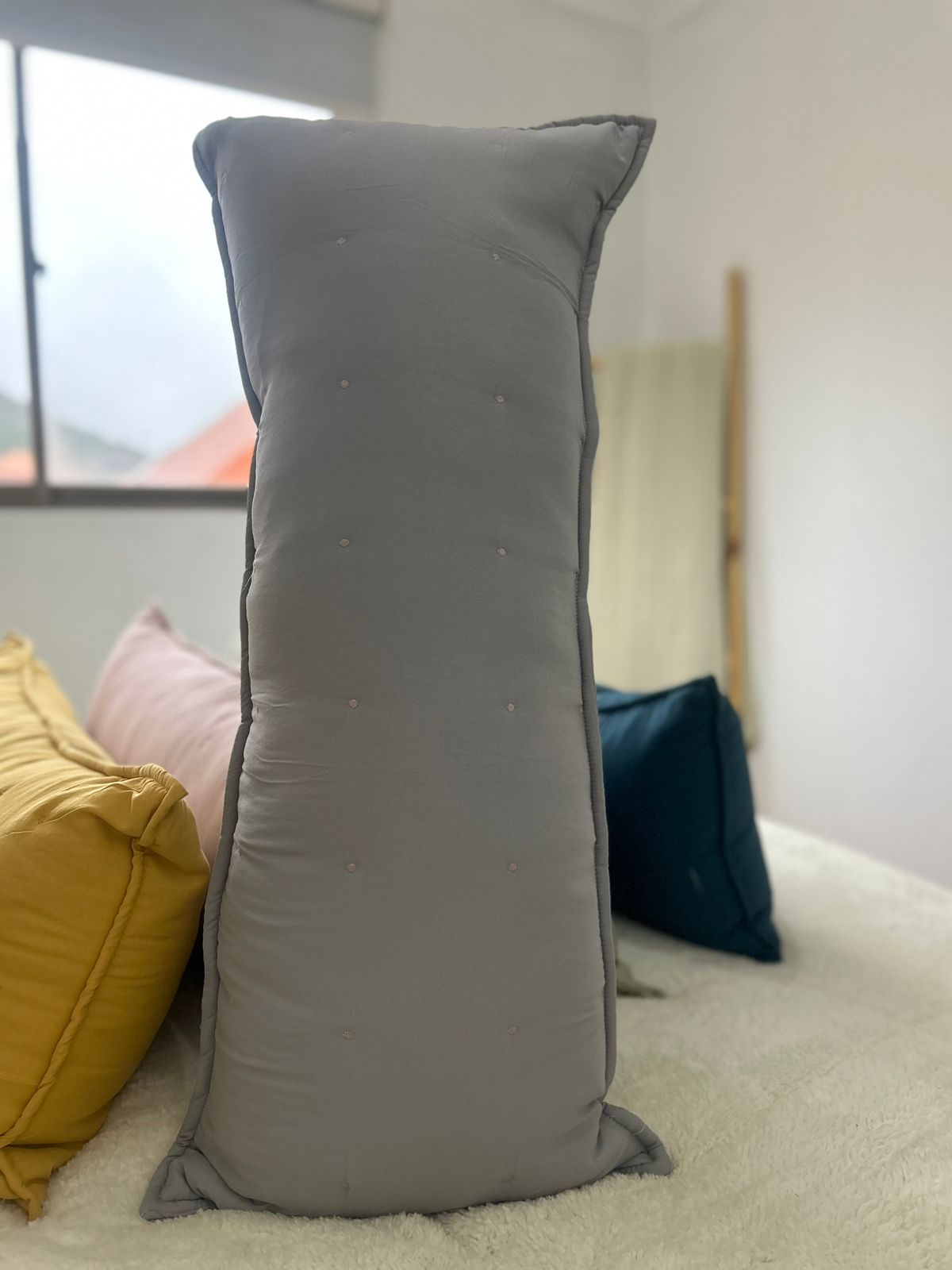 Cojin con detalles bordados,  rectangular 35 x 90cm