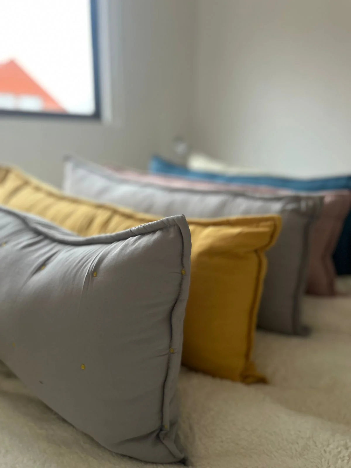 Cojín Bordado Rectangular 35×90 cm – Decorativo y Suave  Mostaza