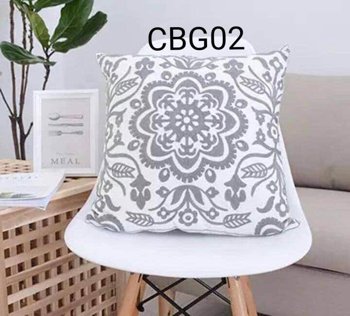 Fundas bordadas de cojines en gris