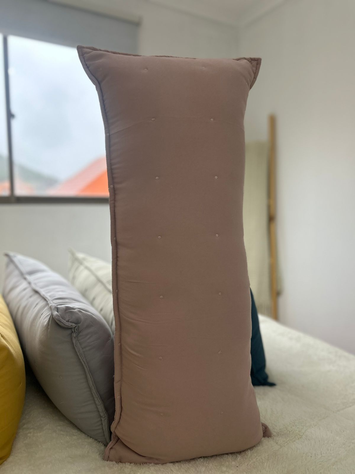 Cojin con detalles bordados,  rectangular 35 x 90cm