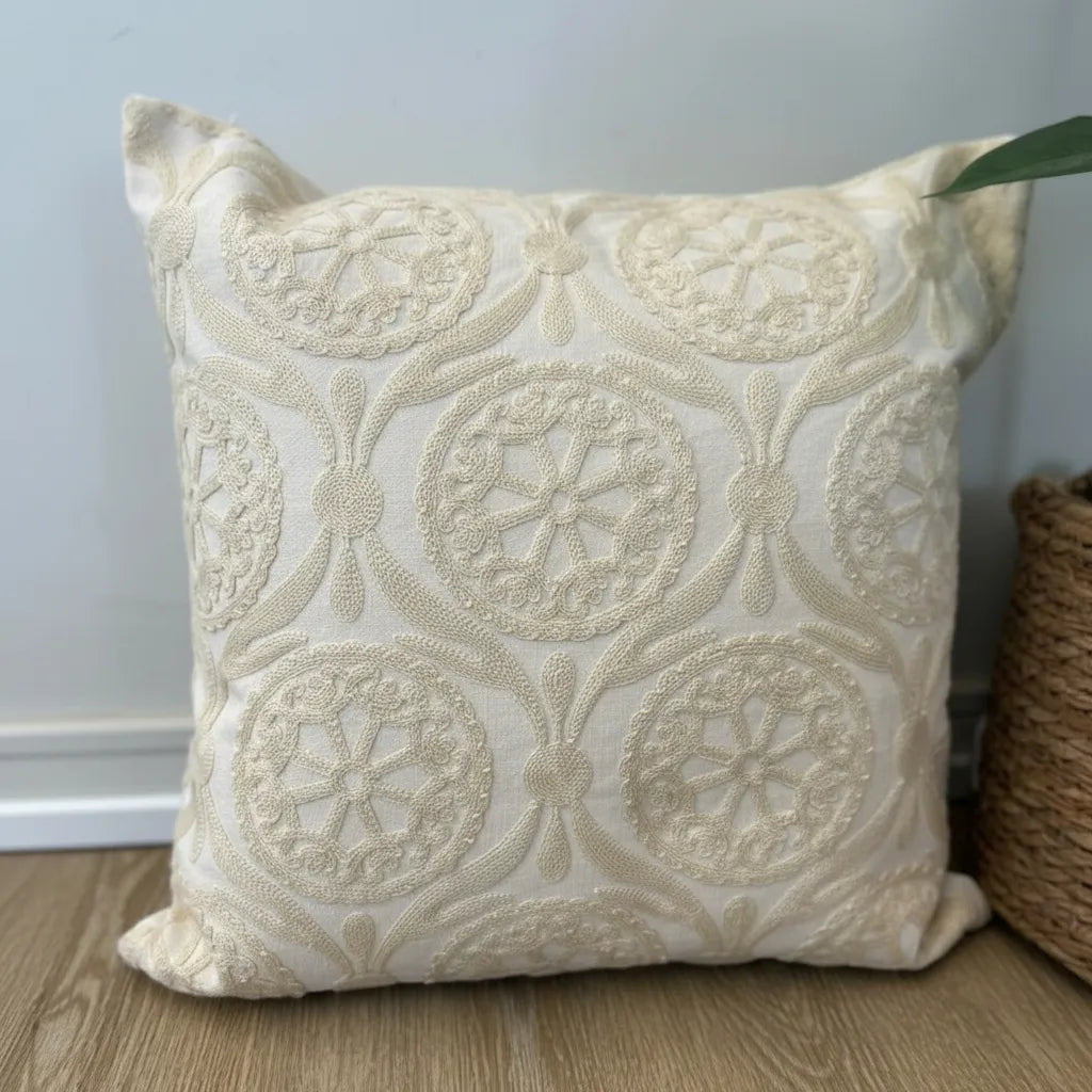 Fundas de cojines bordados en  tonos  beige