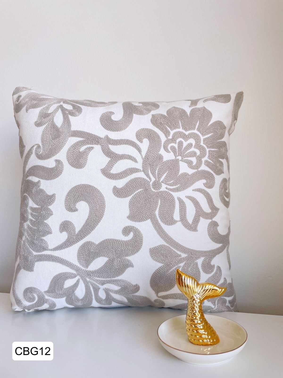 Fundas bordadas de cojines en gris