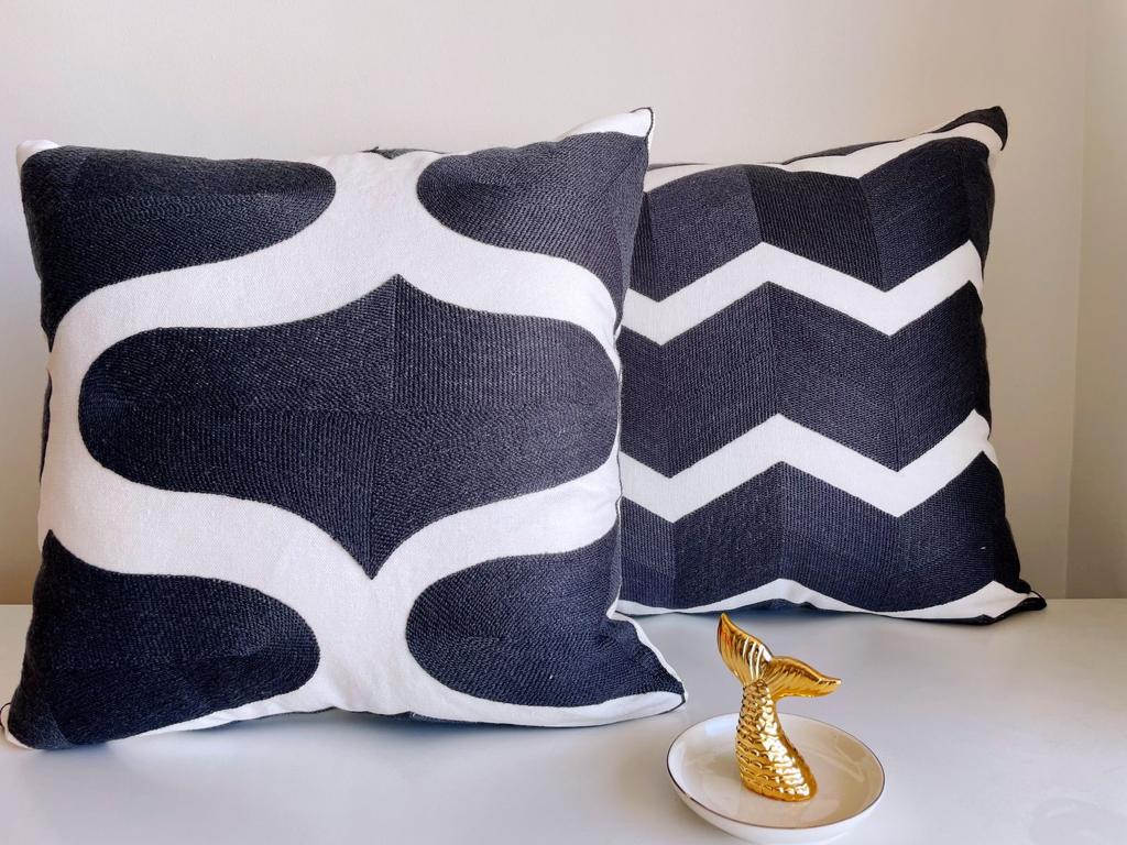 Fundas bordadas de cojines en gris