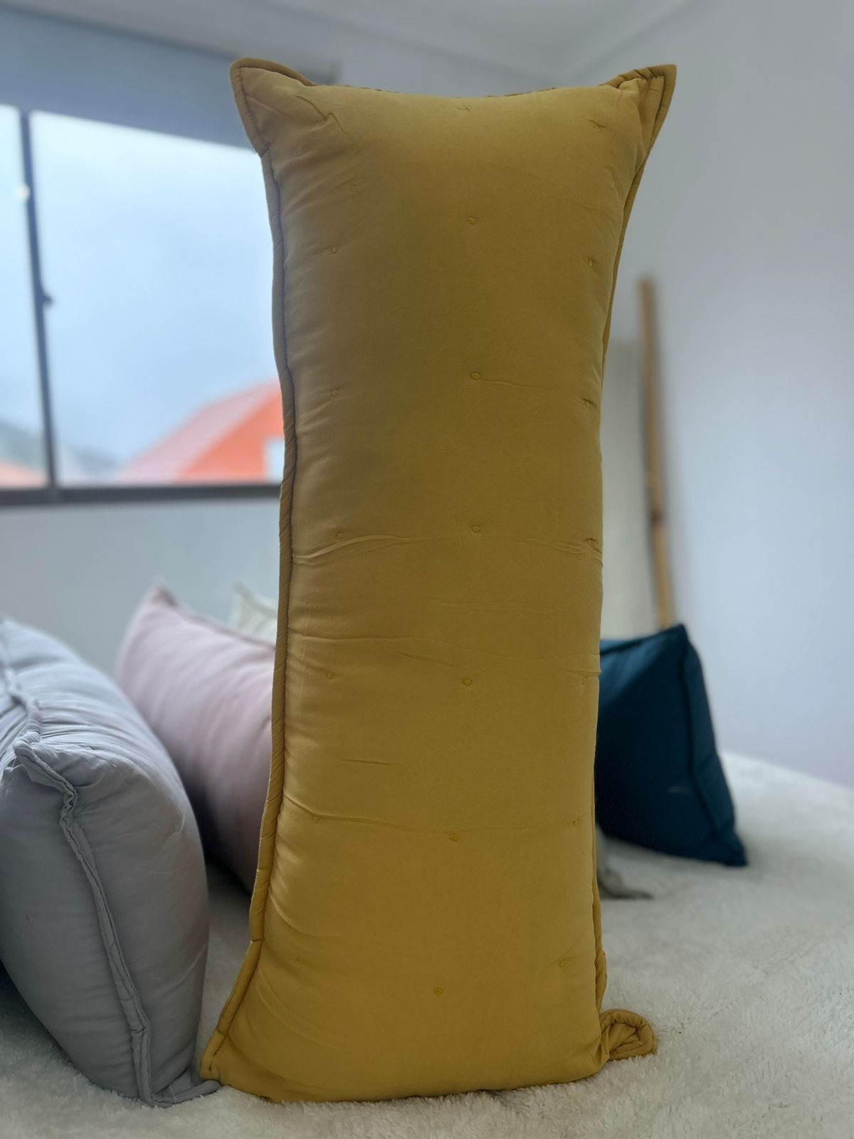 Cojin con detalles bordados,  rectangular 35 x 90cm