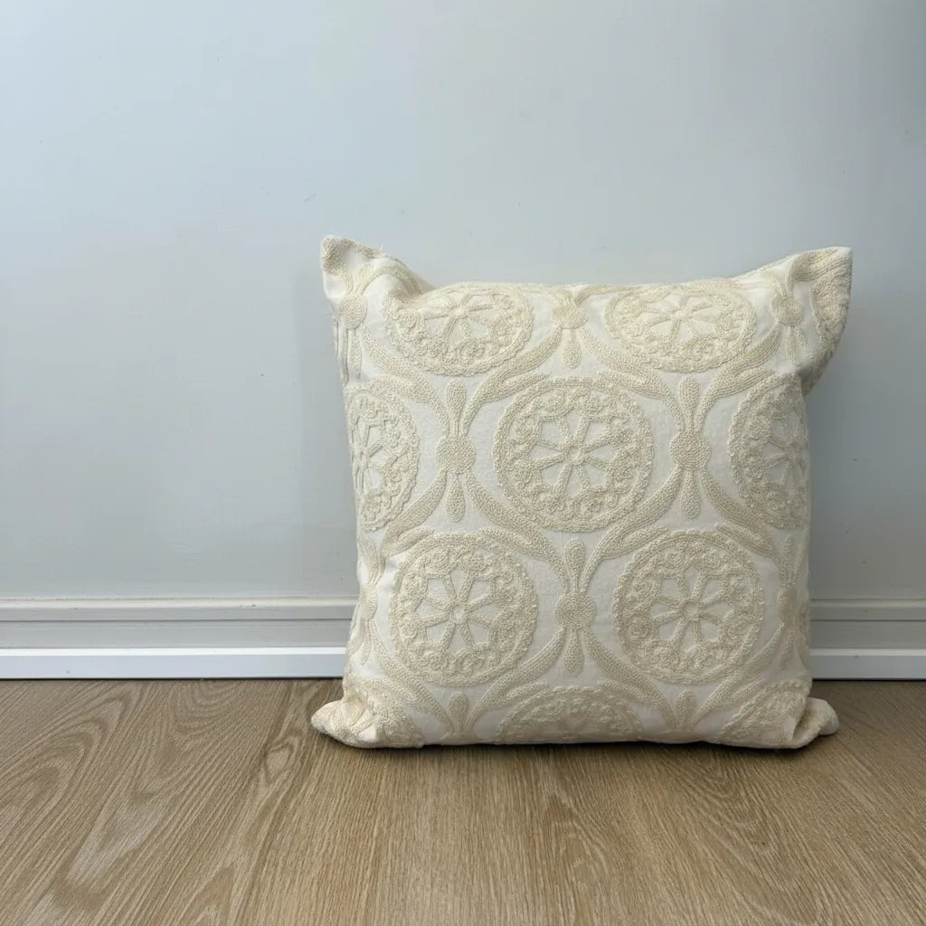 Fundas de cojines bordados en  tonos  beige