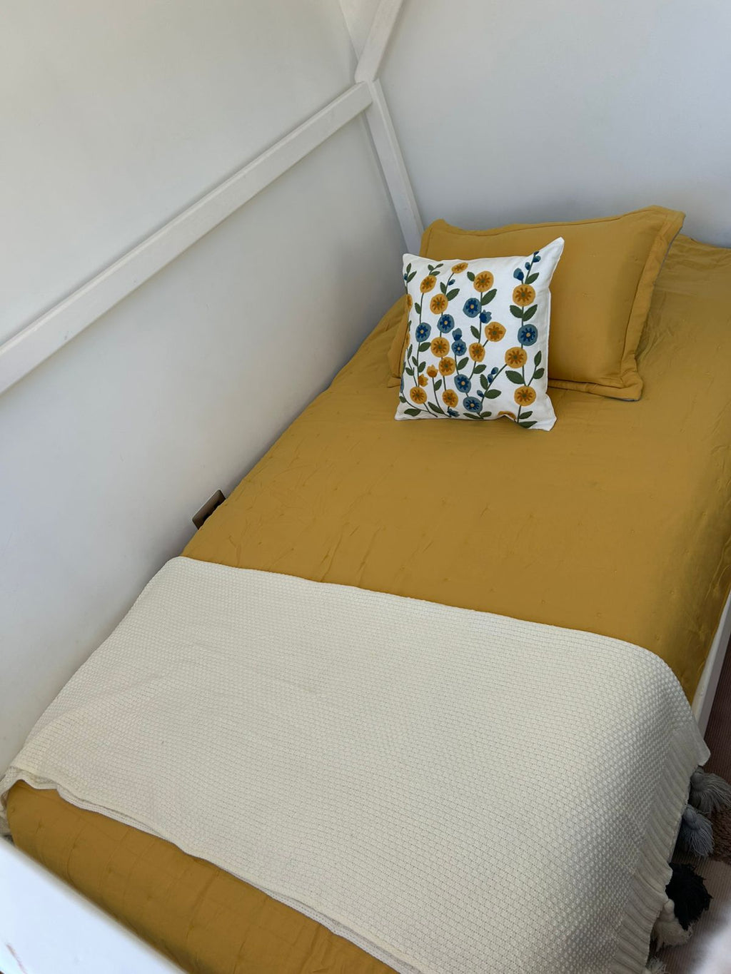 Cubrecama Algodón bordado 1 plaza mostaza