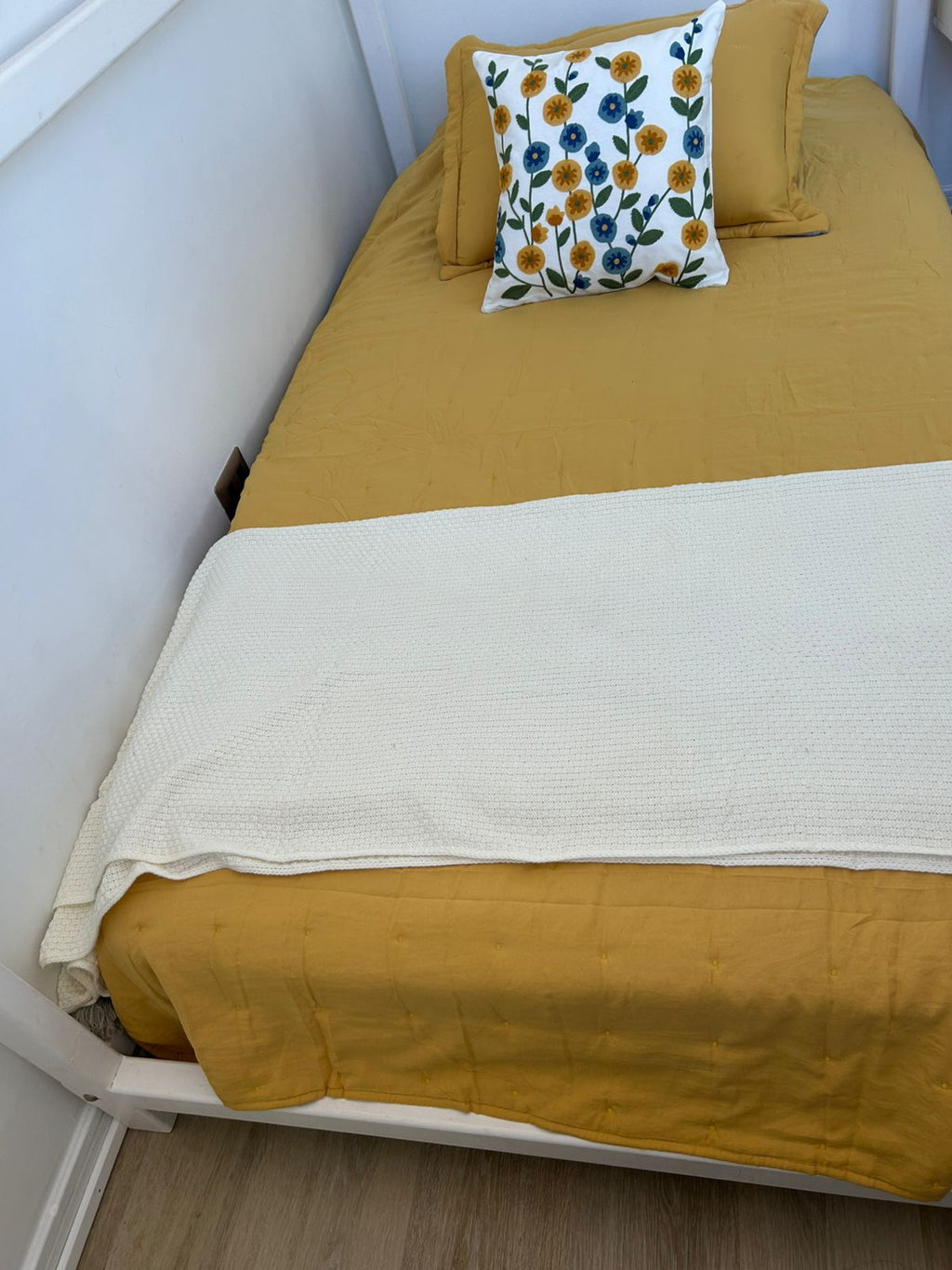 Cubrecama Algodón bordado 1 plaza mostaza