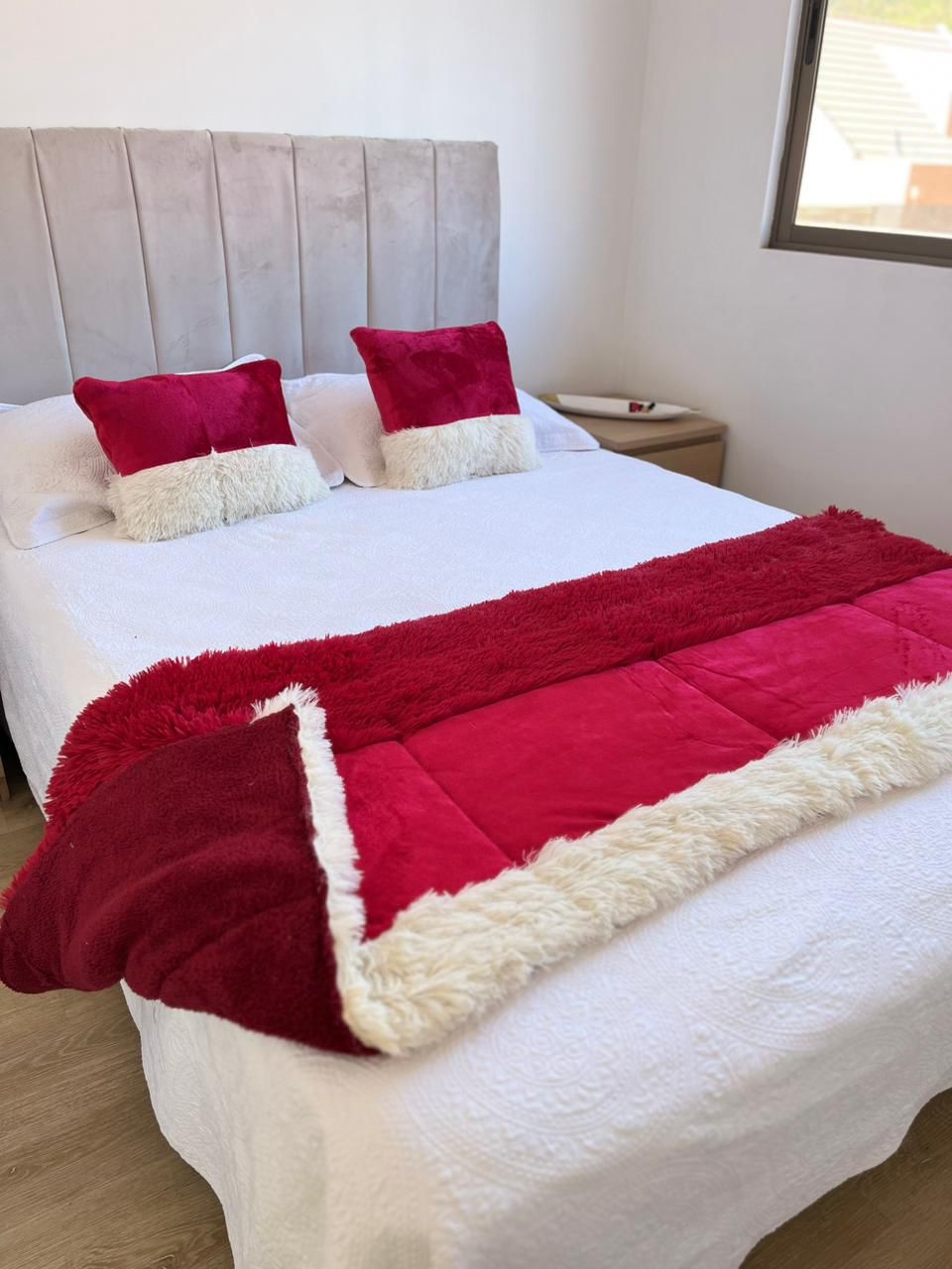 Set de piecera sherpa con chiporro  + 2 cojines