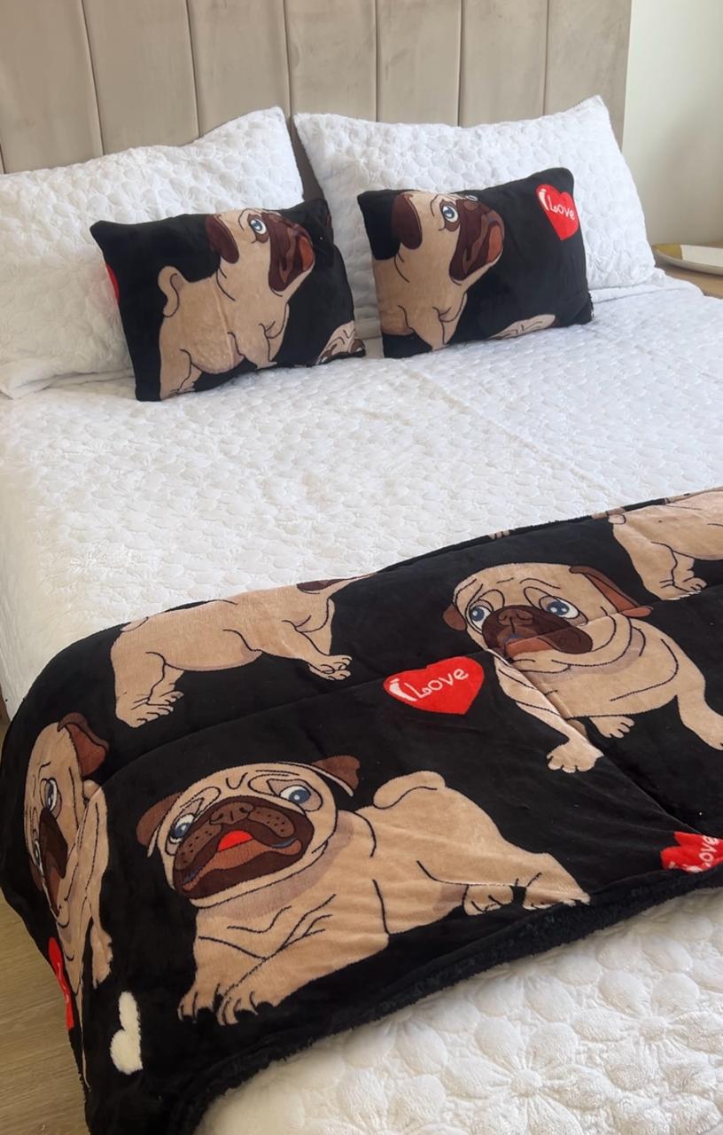 Set de piecera polar con chiporro  + 2 cojines, diseño perro pug