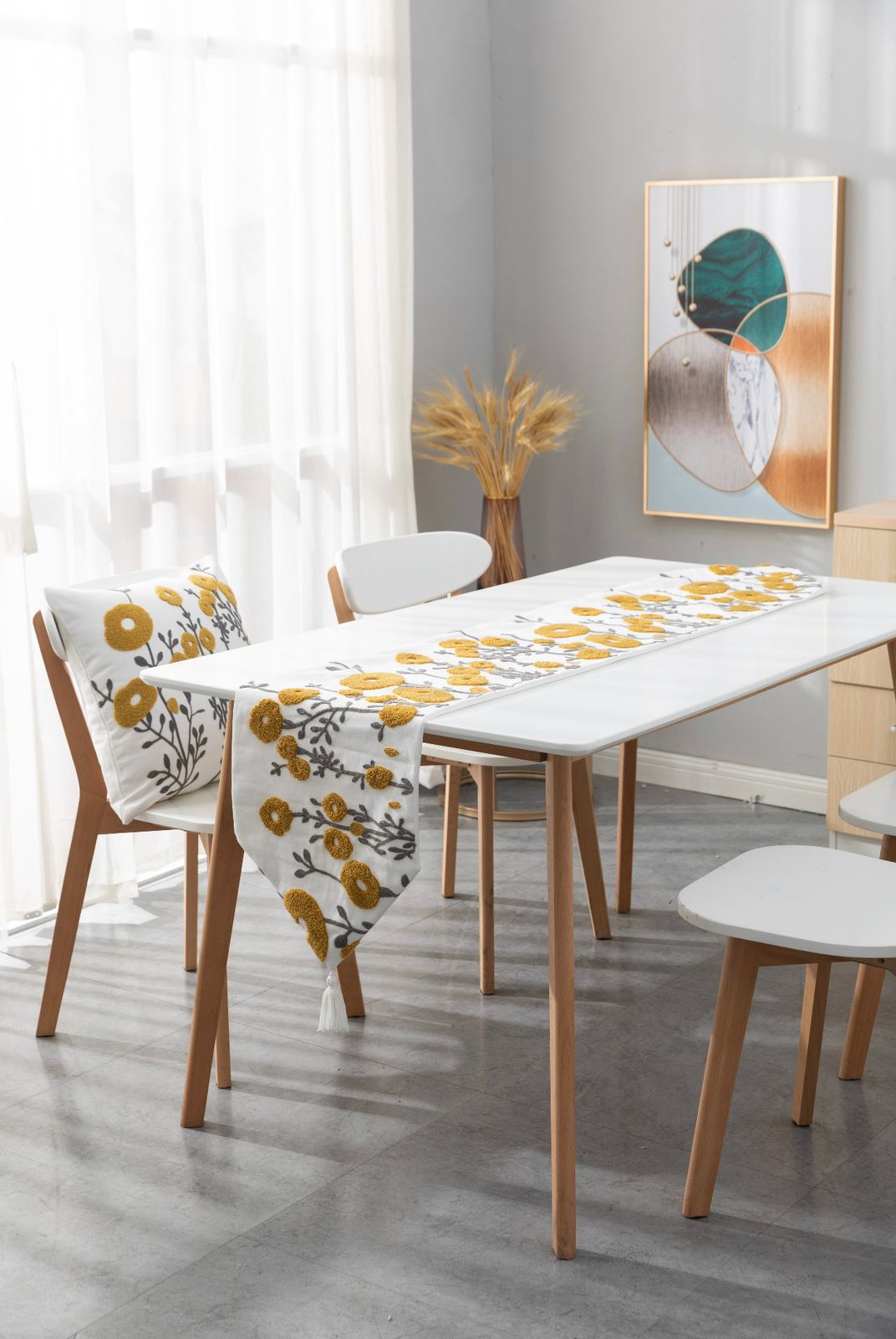 Caminos de mesa con detalles bordados flor mostaza