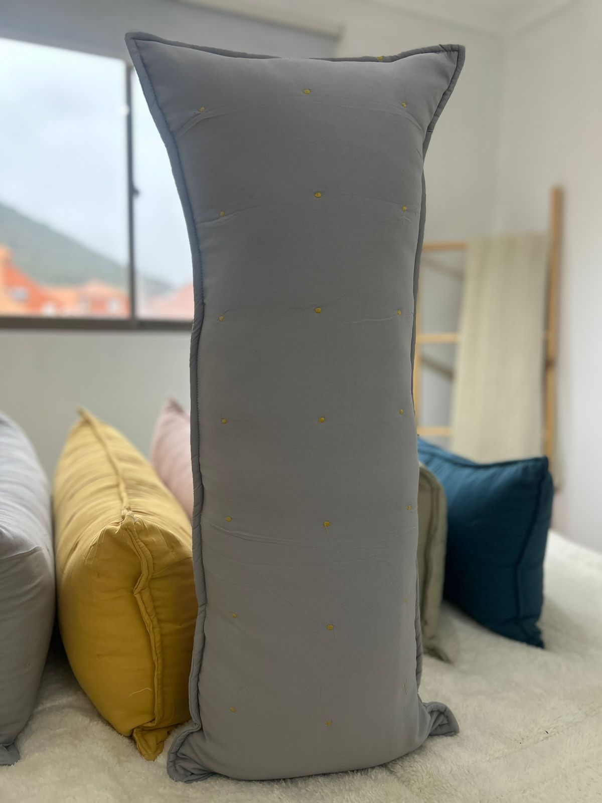 Cojin con detalles bordados,  rectangular 35 x 90cm