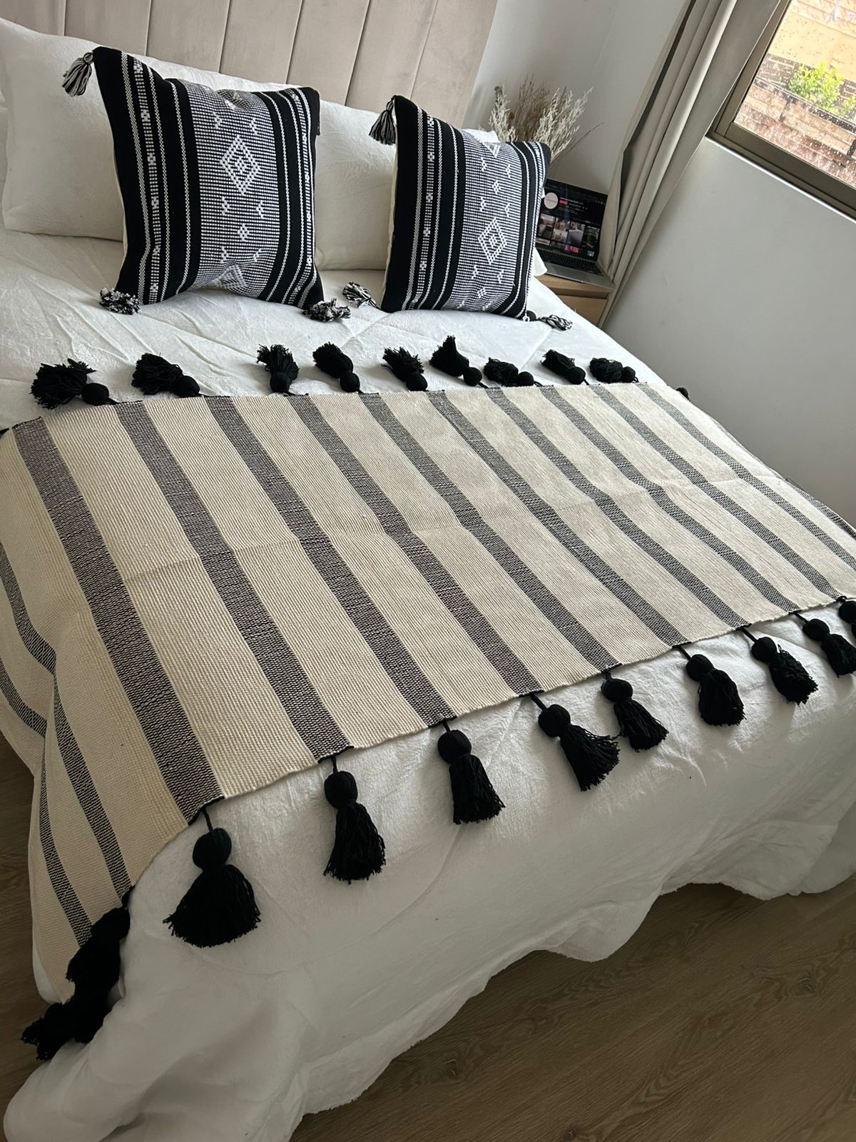 Piecera kilim  con flecos negro 70cm x 2.10cm