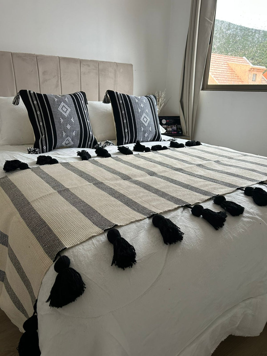 Piecera kilim  con flecos negro 70cm x 2.10cm