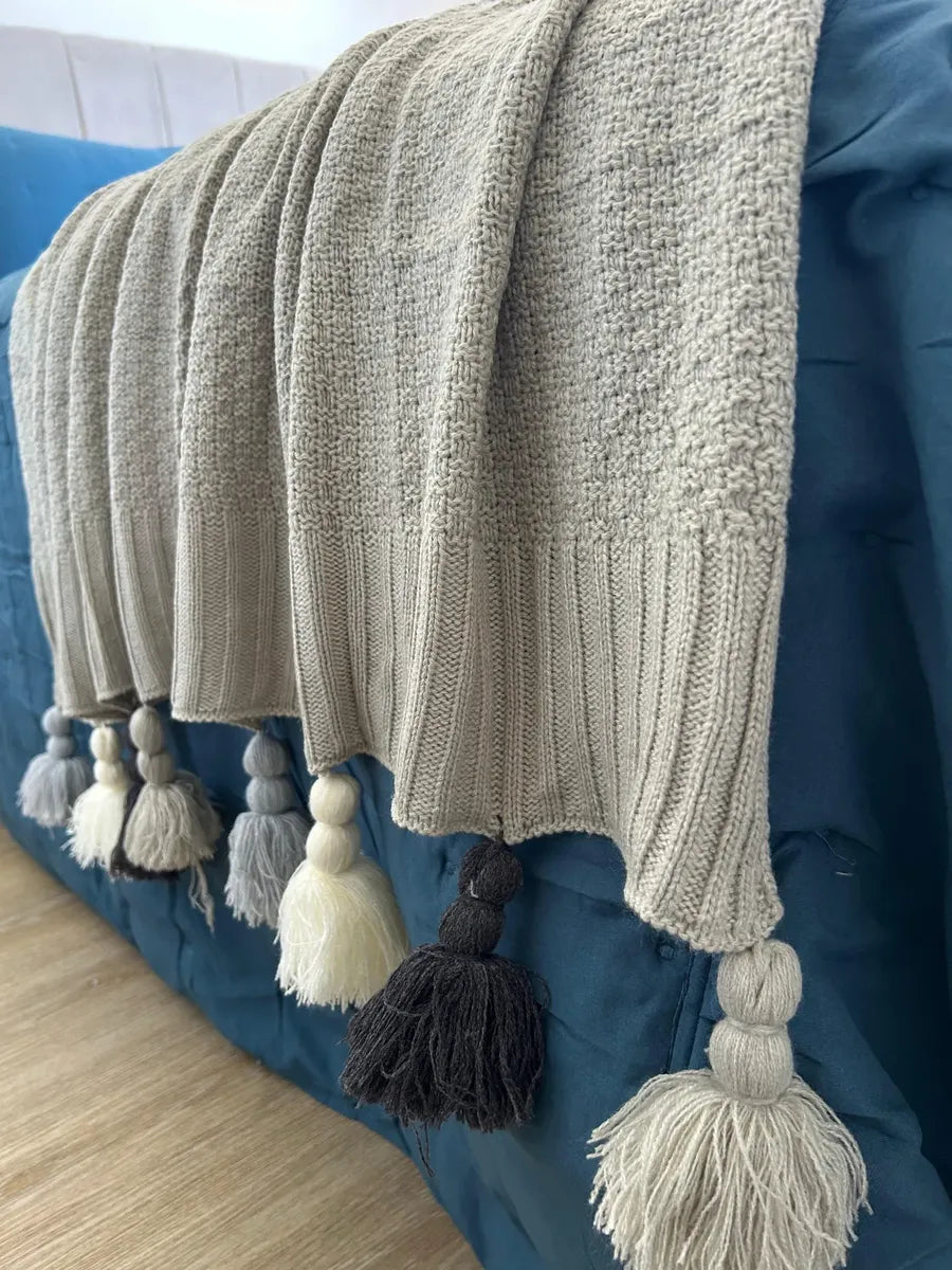 Manta Tejida con pom-pom  Gris| 120x220cm