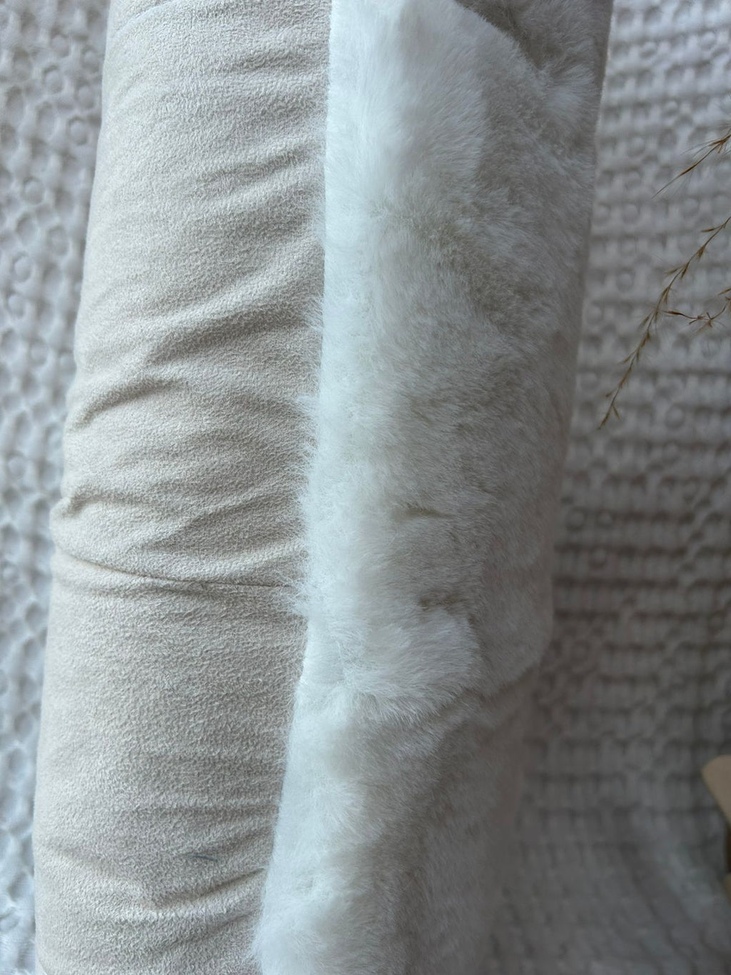 Cojín blanco  de pelo fino,  rectangular 30 x 70 cm