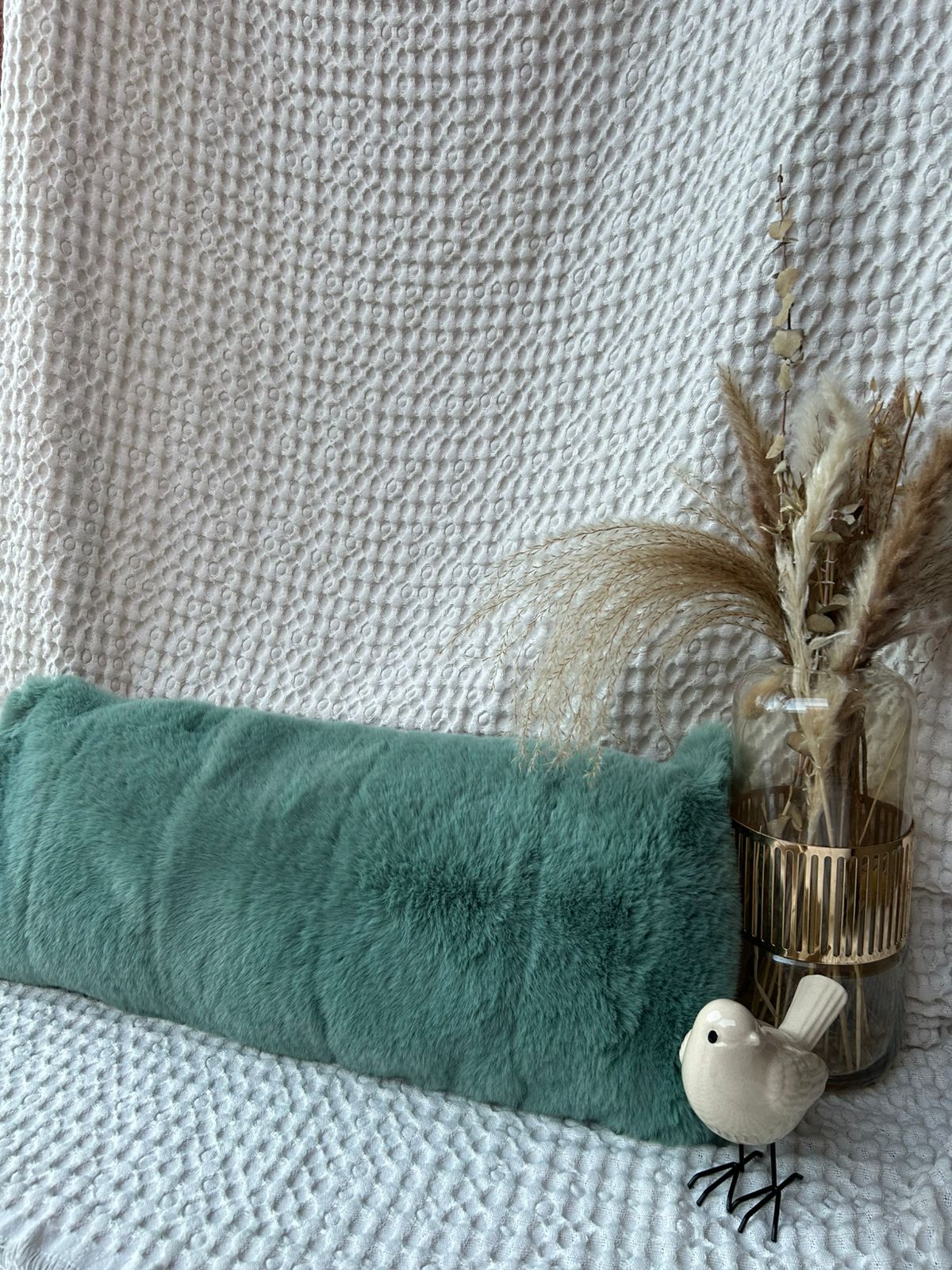 Cojín verde agua  de pelo fino,  rectangular 30 x 70 cm