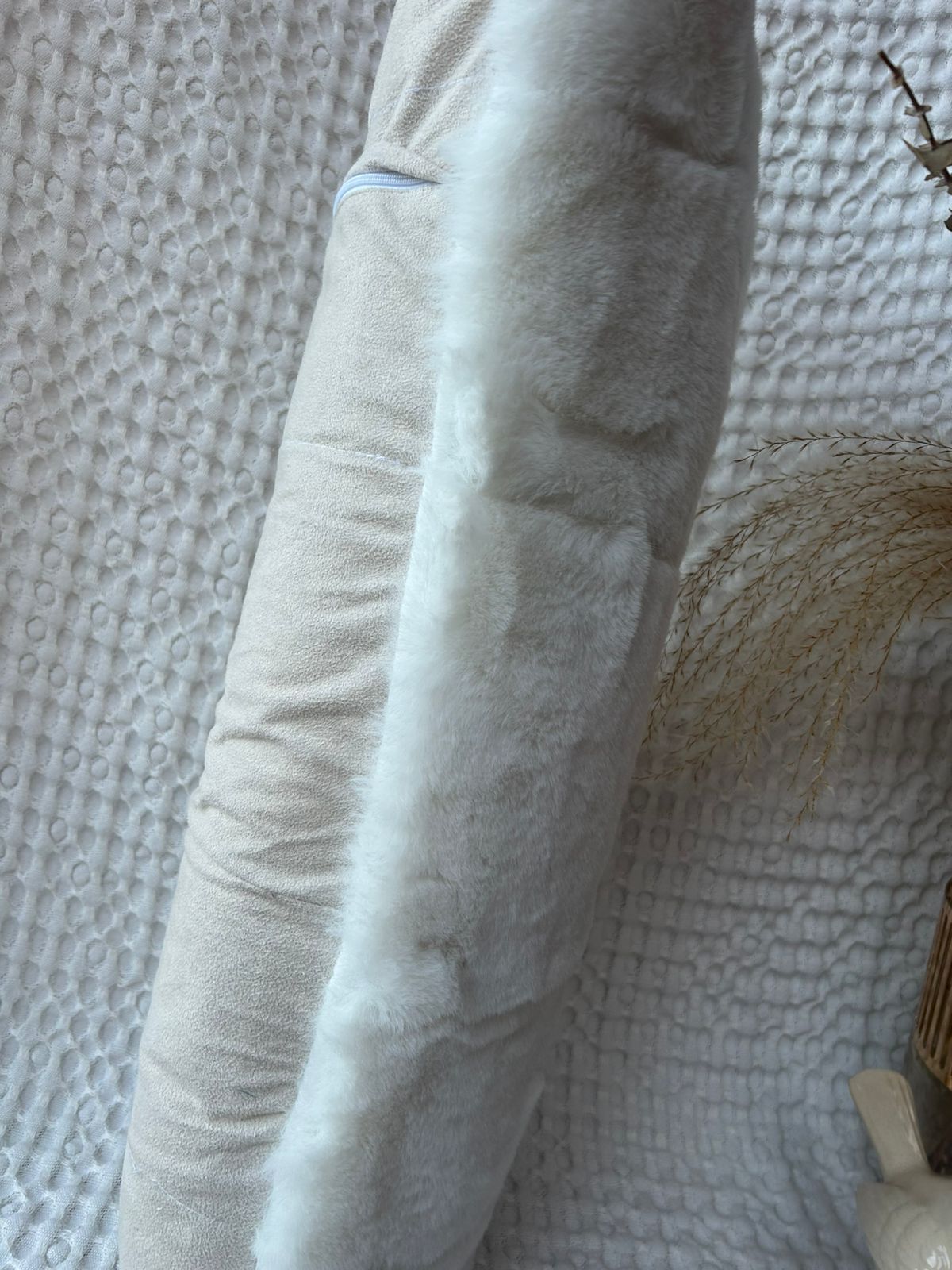 Cojín blanco  de pelo fino,  rectangular 30 x 70 cm