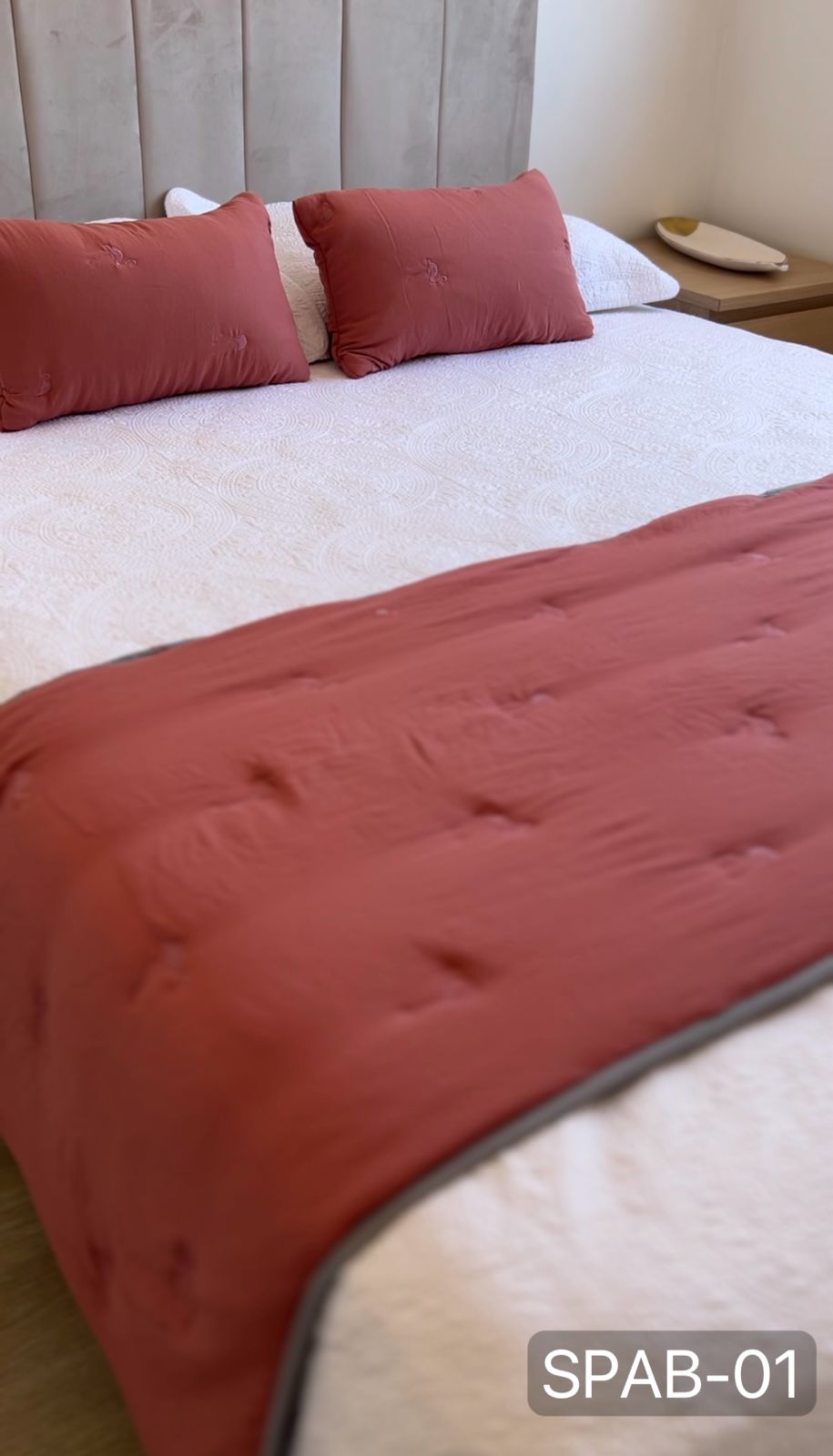 Set de piecera  en algodon con detalles bordados + 2 cojines