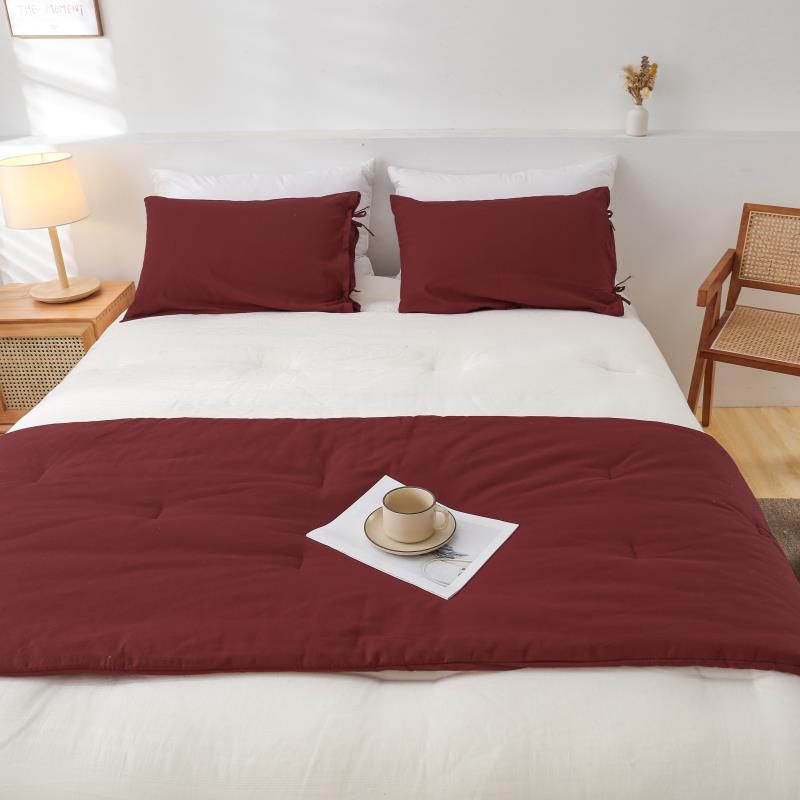 Set de piecera burdeo  con 2 fundas de almohada