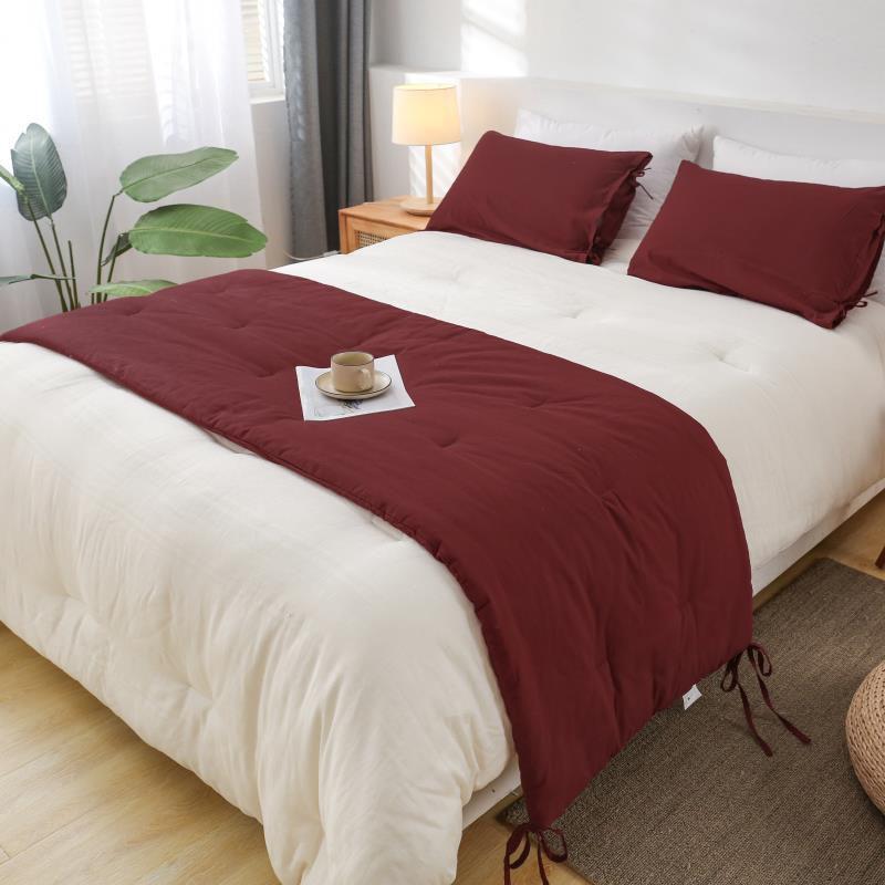 Set de piecera burdeo  con 2 fundas de almohada