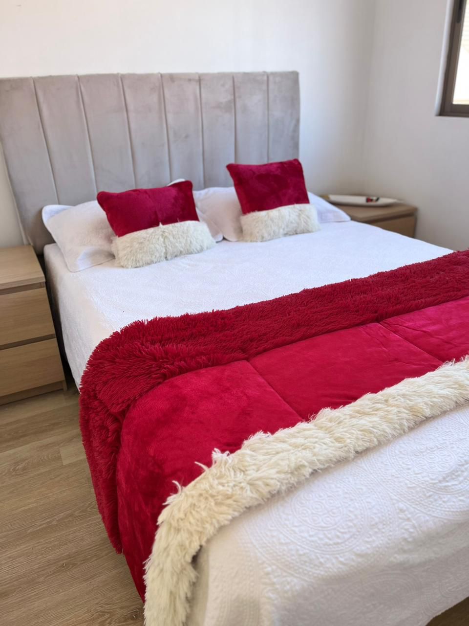 Set de piecera sherpa con chiporro  + 2 cojines