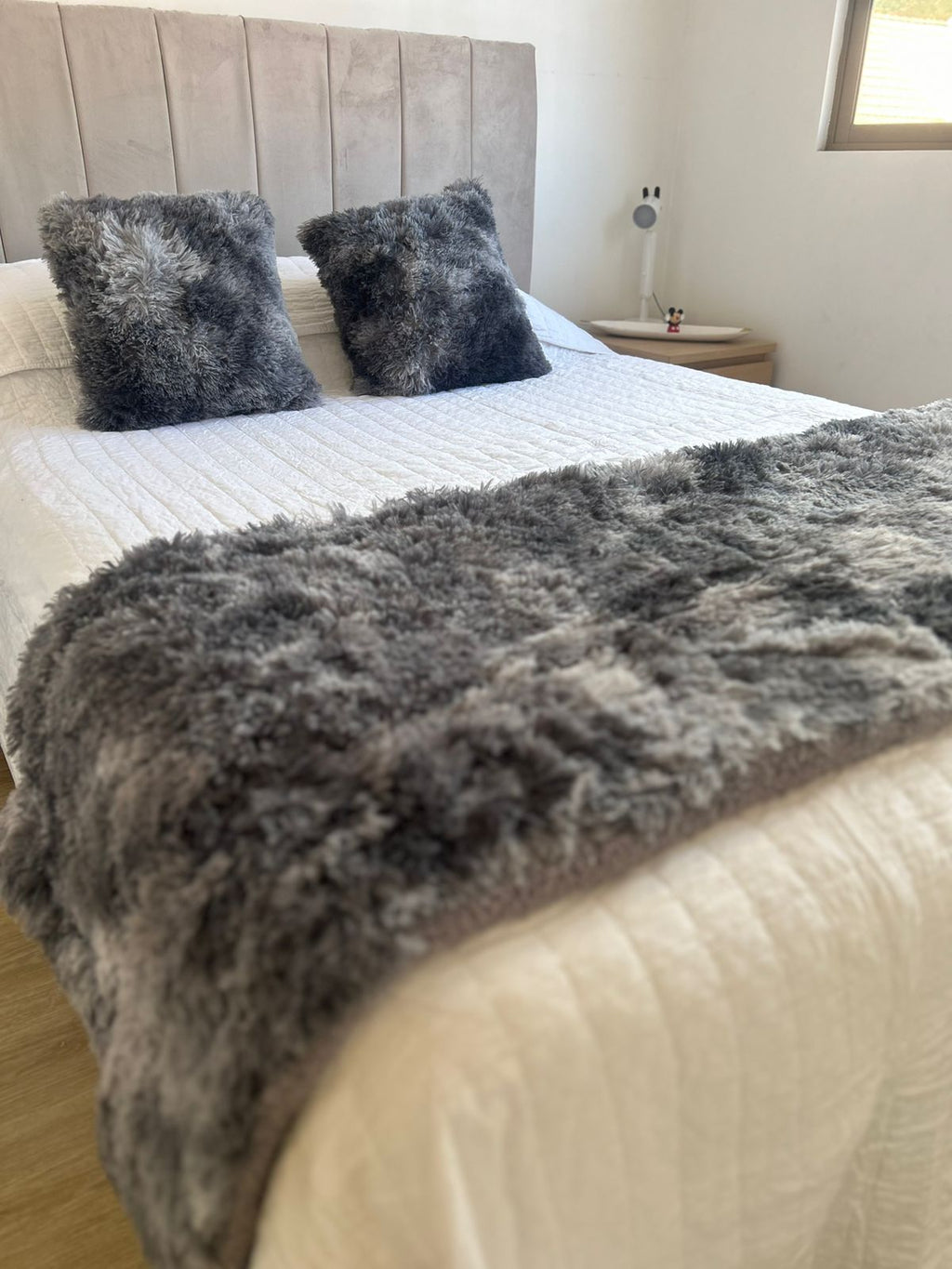 Set de piecera sherpa con chiporro  + 2 cojines color gris jaspeado