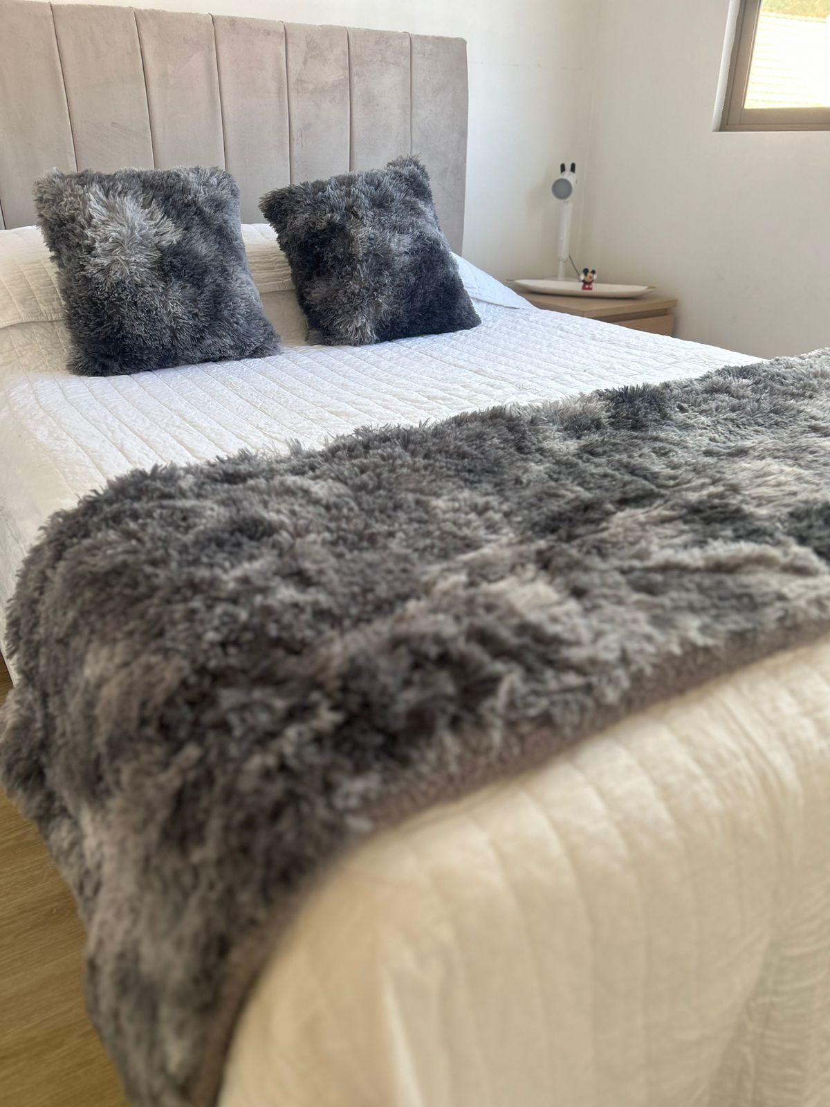 Set de piecera sherpa con chiporro  + 2 cojines color gris jaspeado