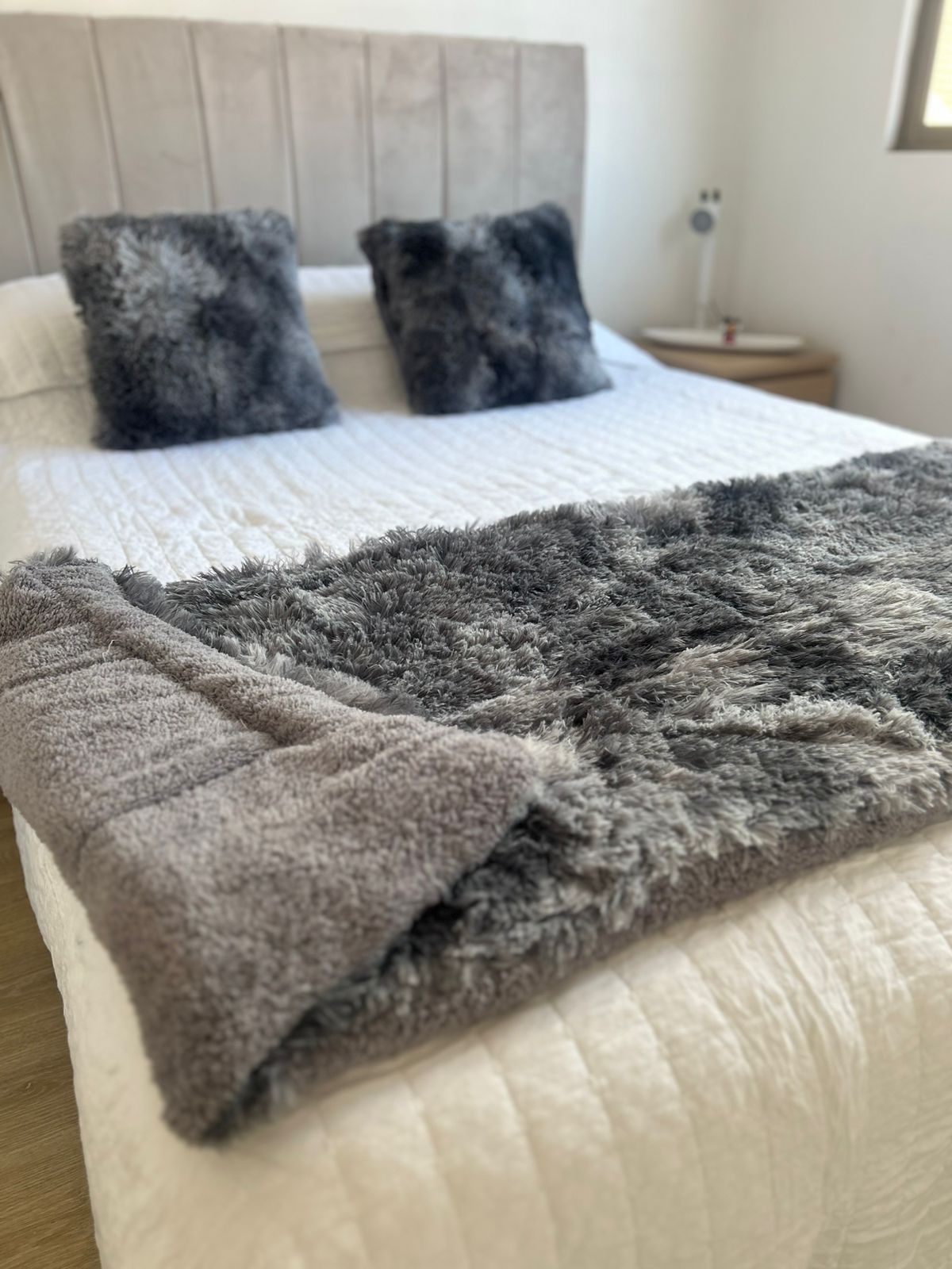 Set de piecera sherpa con chiporro  + 2 cojines color gris jaspeado