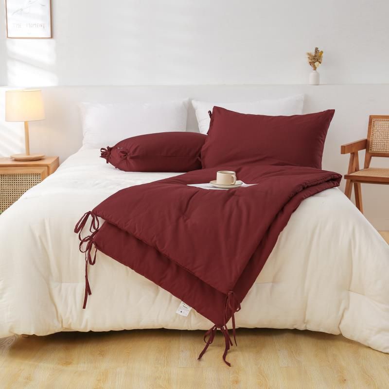 Set de piecera burdeo  con 2 fundas de almohada