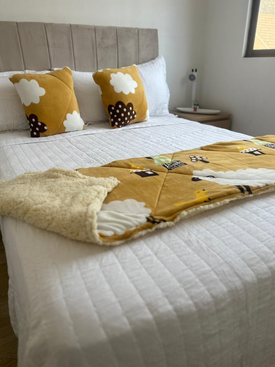 Set de piecera polar con chiporro  + 2 cojines, diseño ovejas