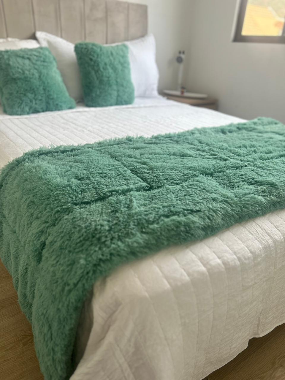 Set de piecera sherpa con chiporro  + 2 cojines color verde agua