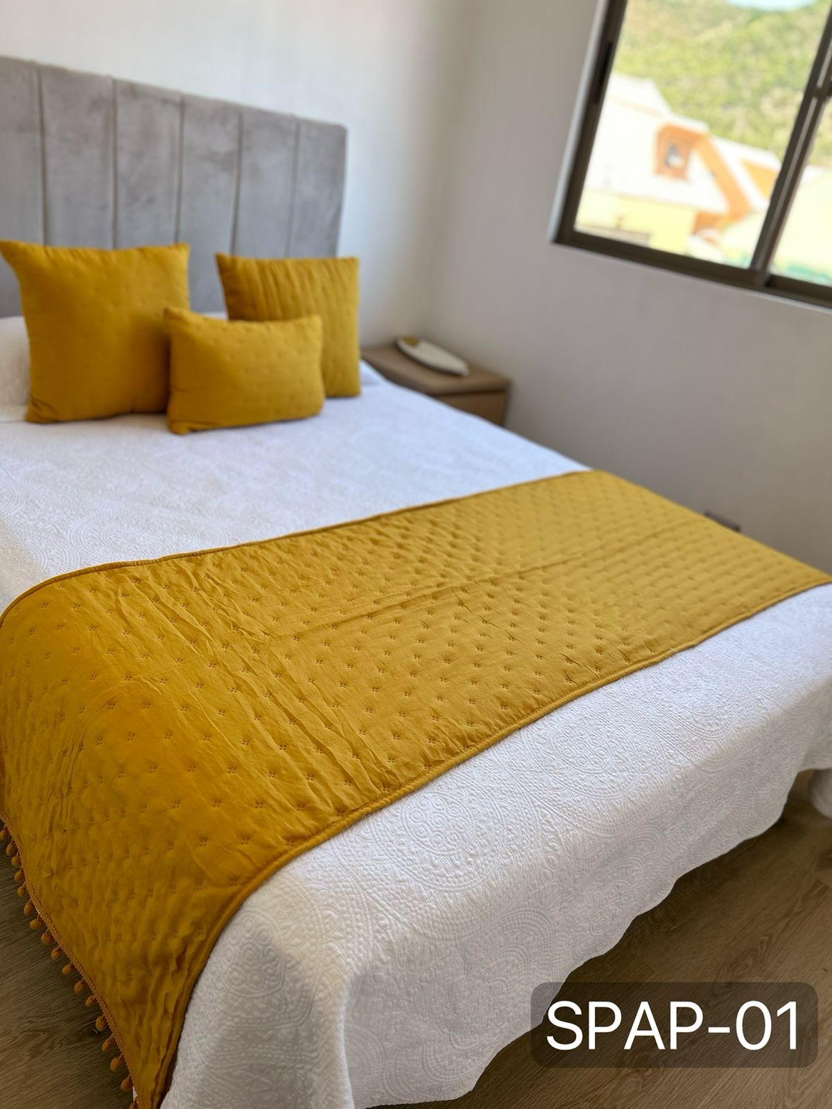 Set de piecera  en algodon con pom- pom + 2 cojines