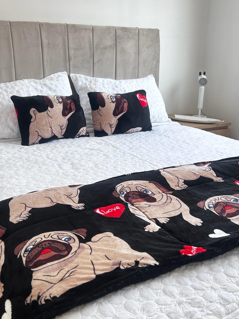 Set de piecera polar con chiporro  + 2 cojines, diseño perro pug