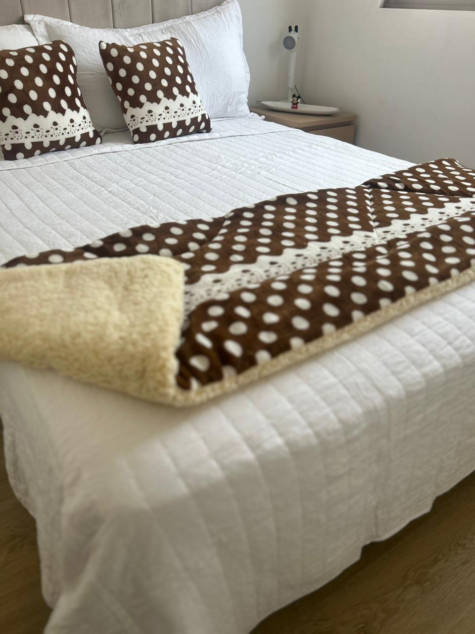 Set de piecera polar con chiporro  + 2 cojines, diseño puntos