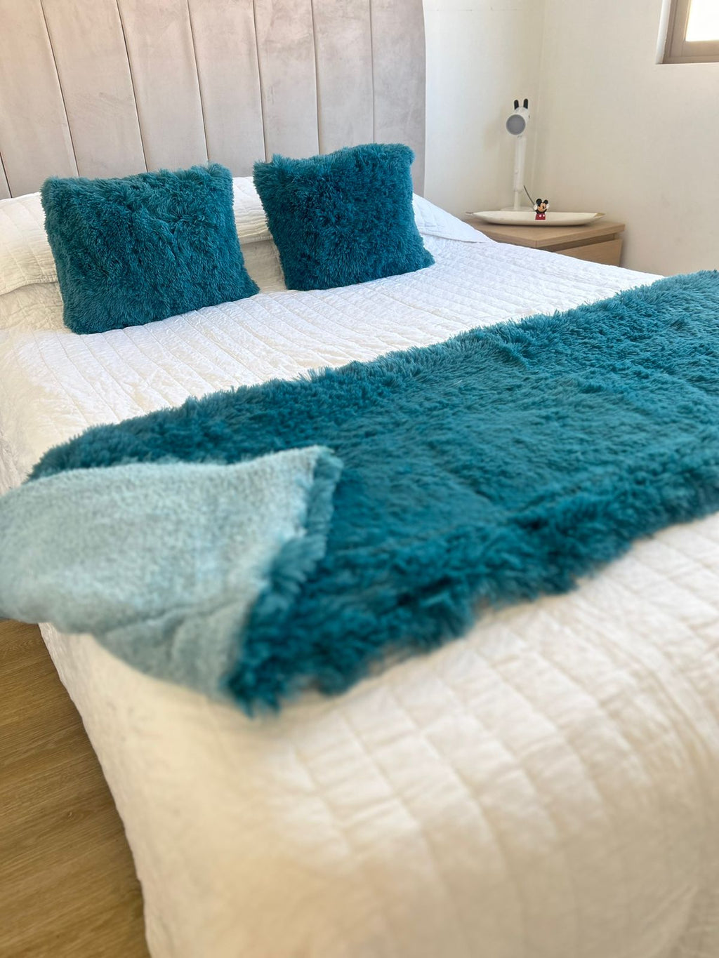 Set de piecera sherpa con chiporro  + 2 cojines color turquesa