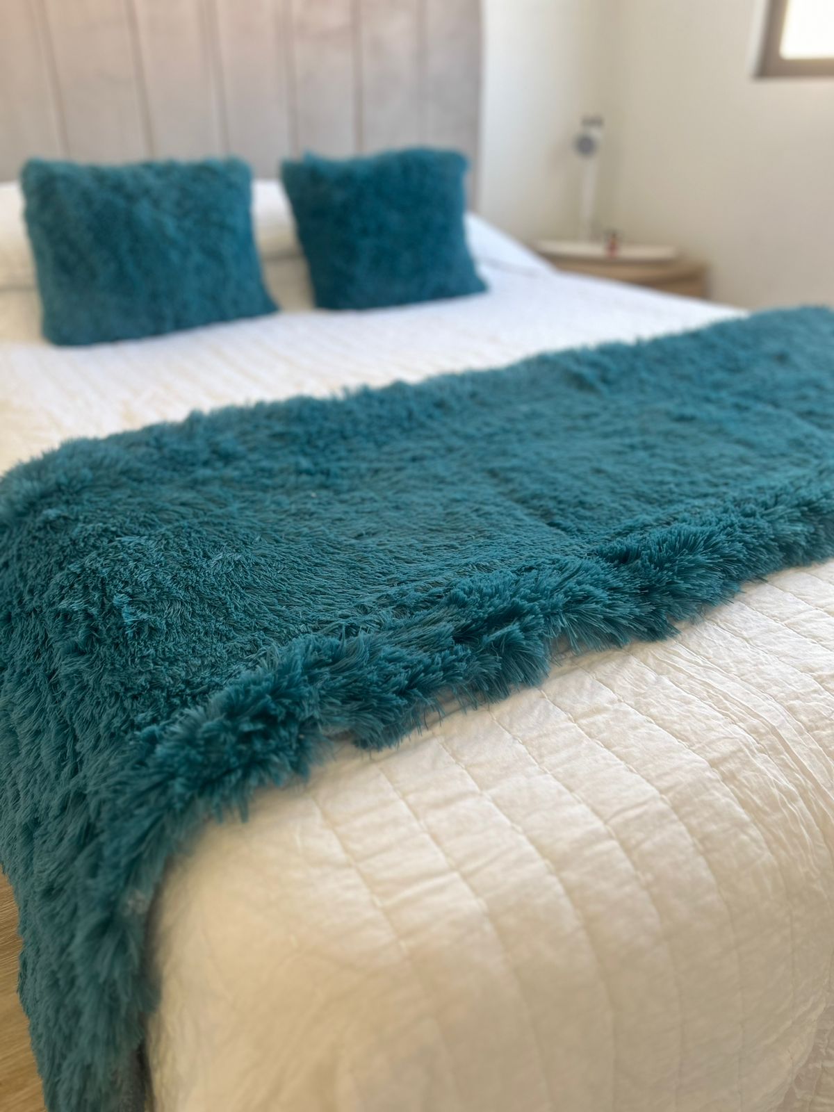 Set de piecera sherpa con chiporro  + 2 cojines color turquesa