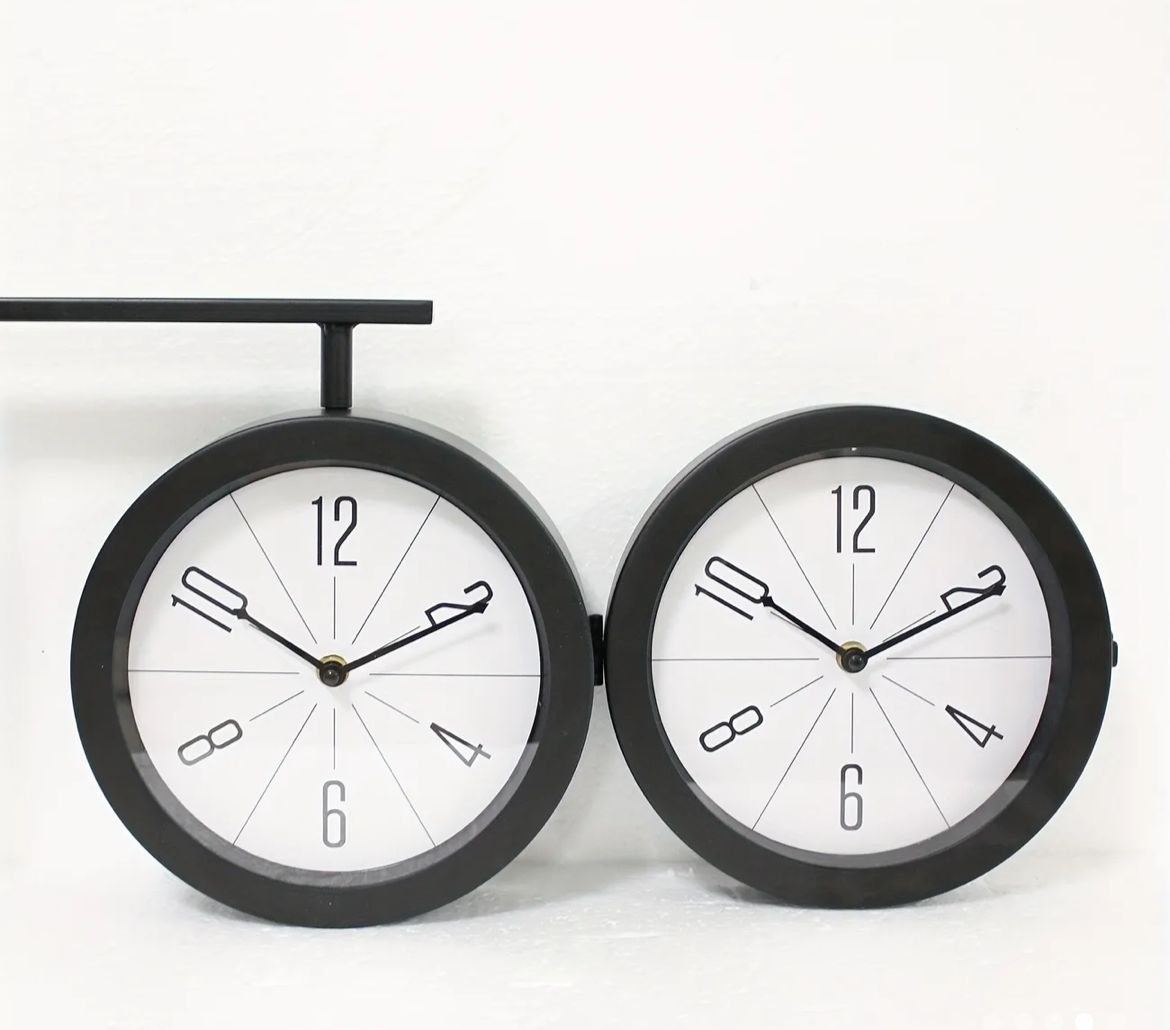 Reloj de pared doble cara, material hierro