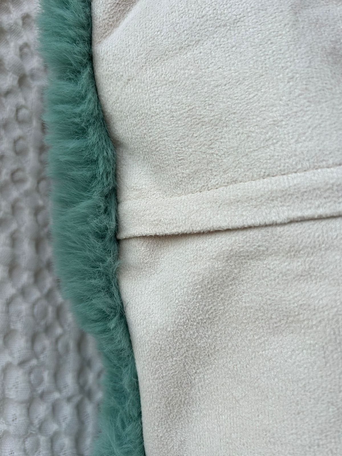 Cojín verde agua  de pelo fino,  rectangular 30 x 70 cm