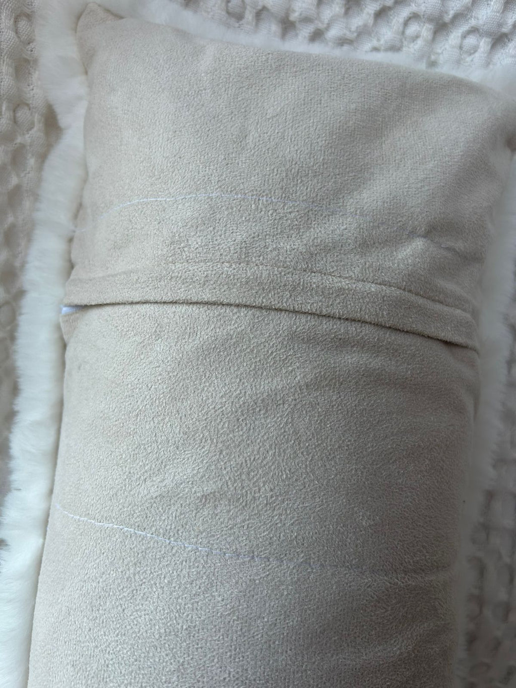 Cojín blanco  de pelo fino,  rectangular 30 x 70 cm