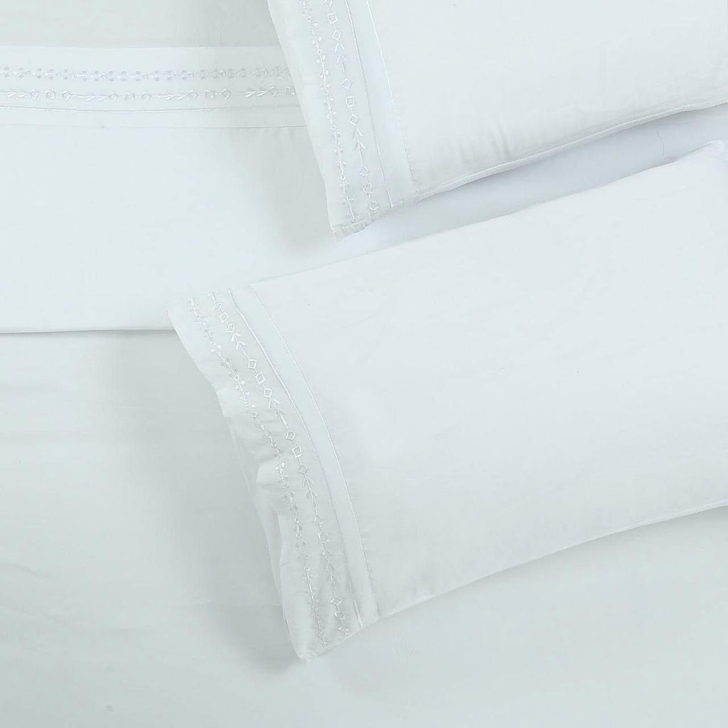 Juegos de sabanas  con diseño bordado blanco