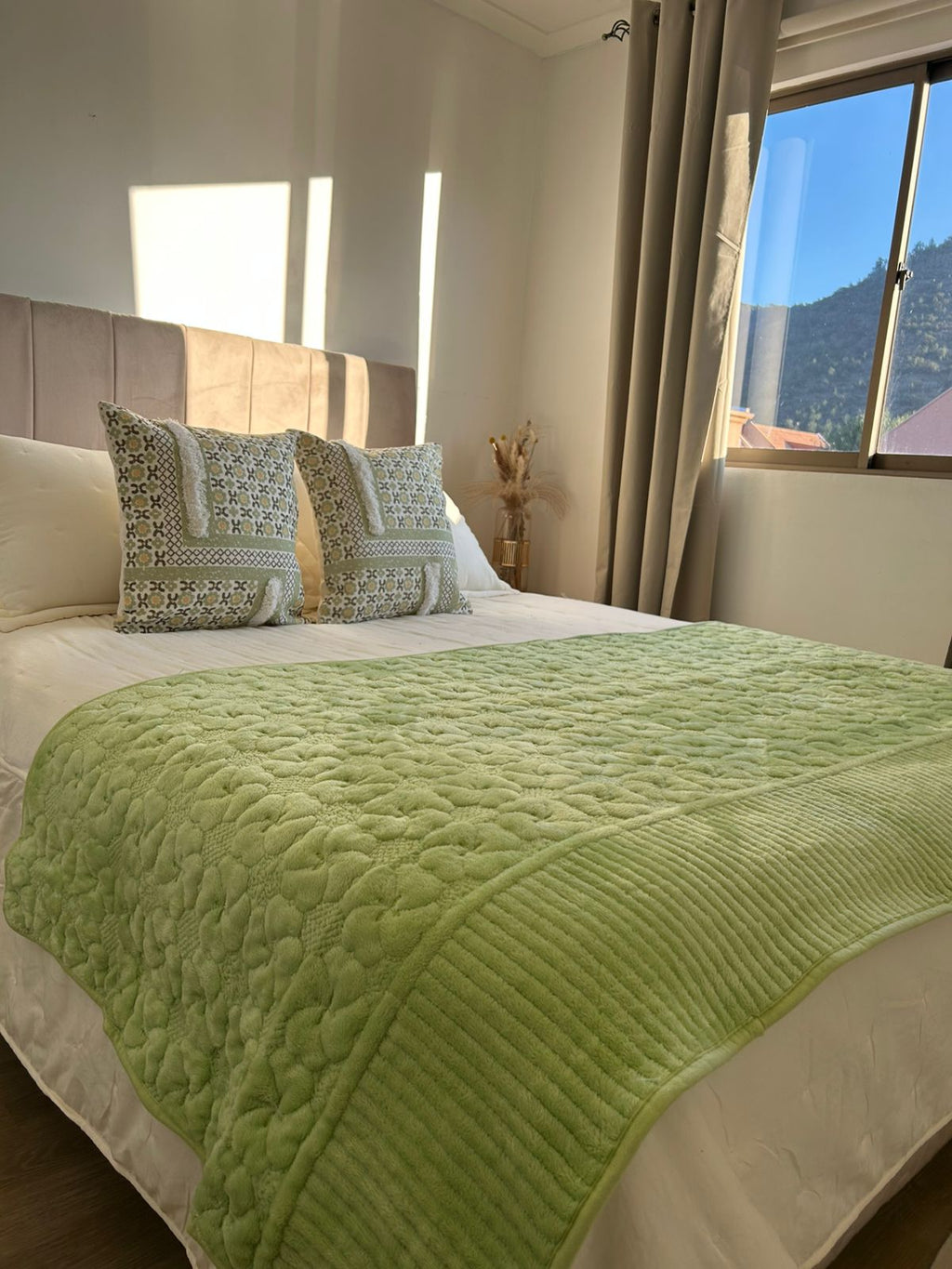 Set de piecera de polar verde + 2 fundas kilim