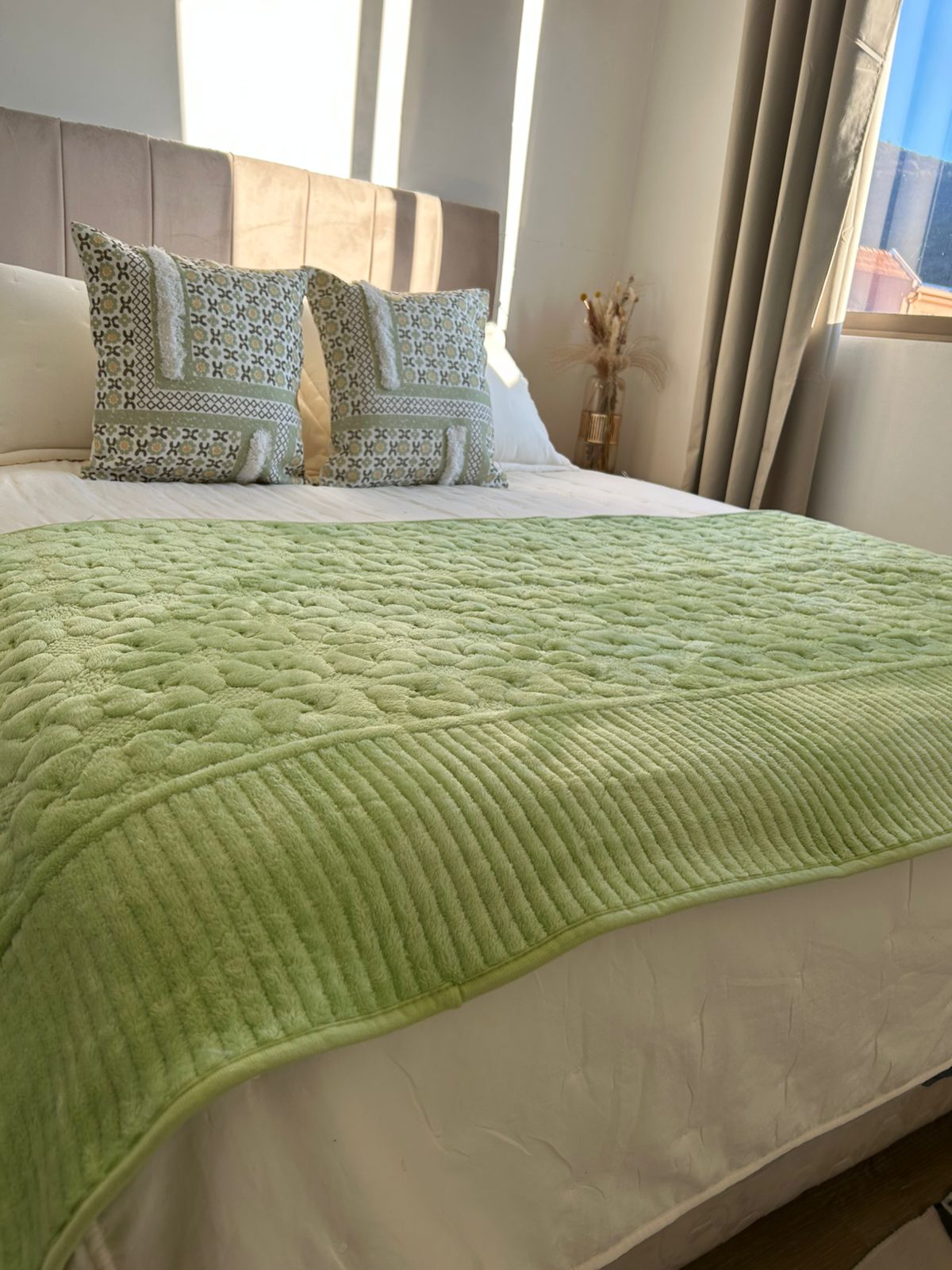 Set de piecera de polar verde + 2 fundas kilim