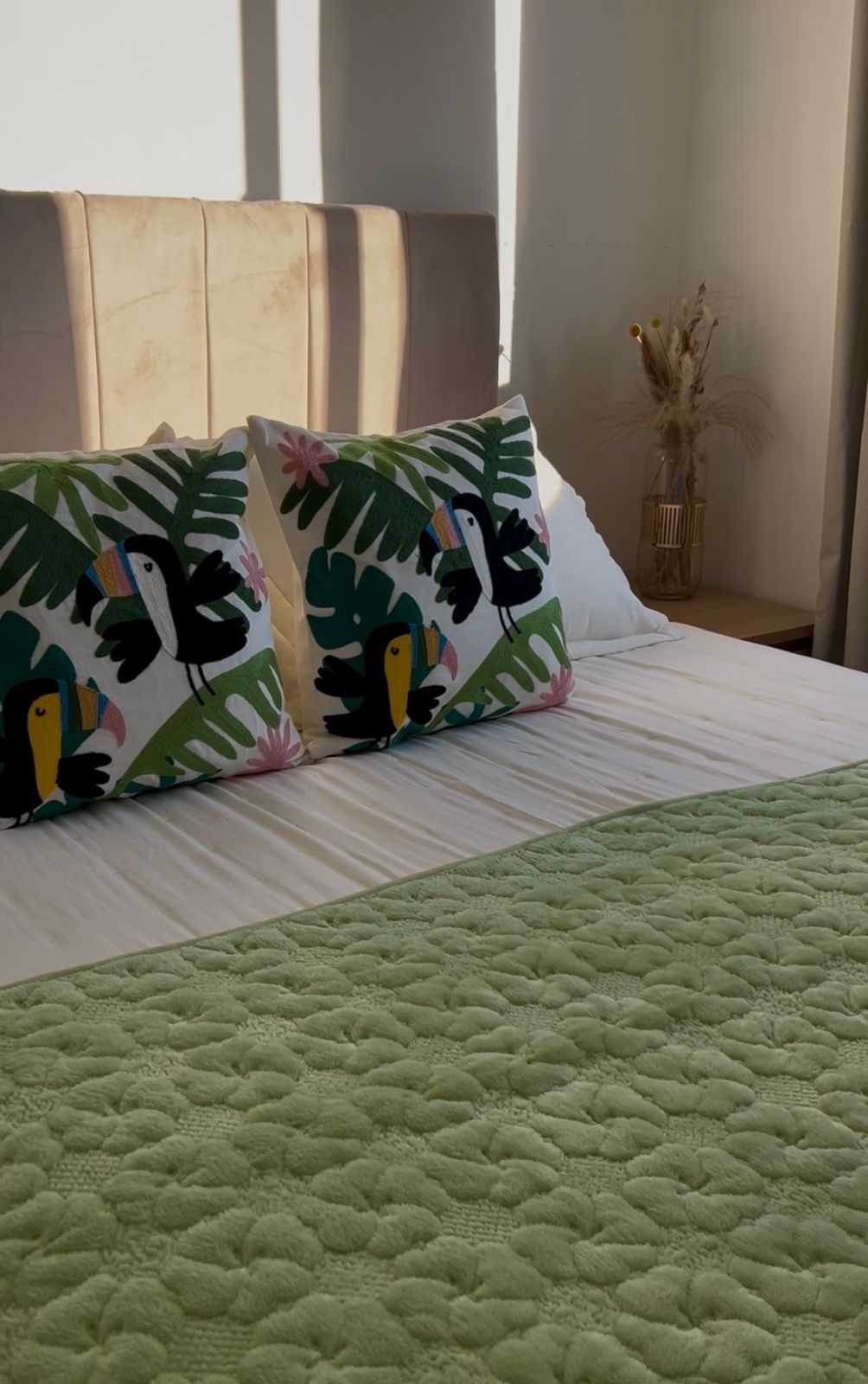 Set de piecera de polar verde + 2 fundas bordadas