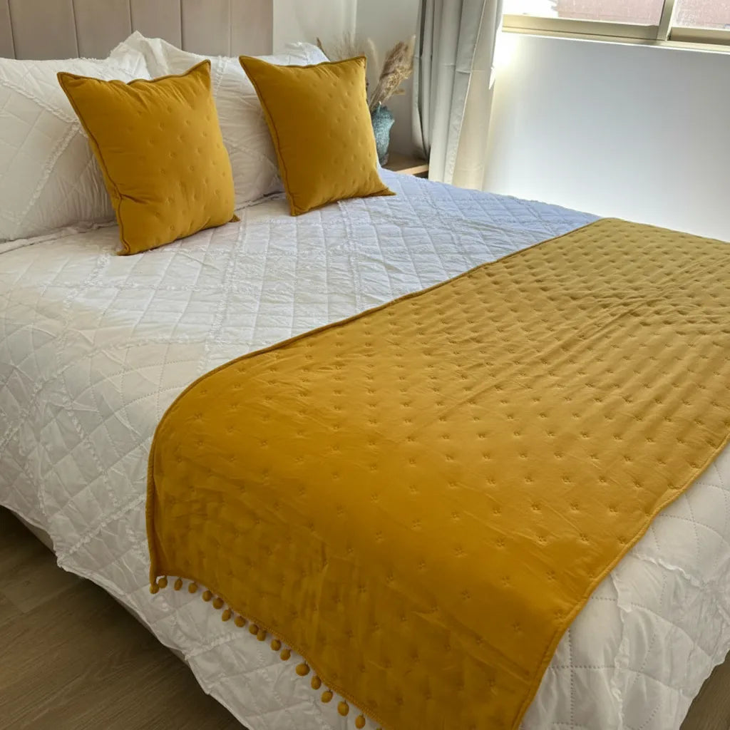 Set de piecera  en algodon con pom- pom + 2 cojines - Mostaza