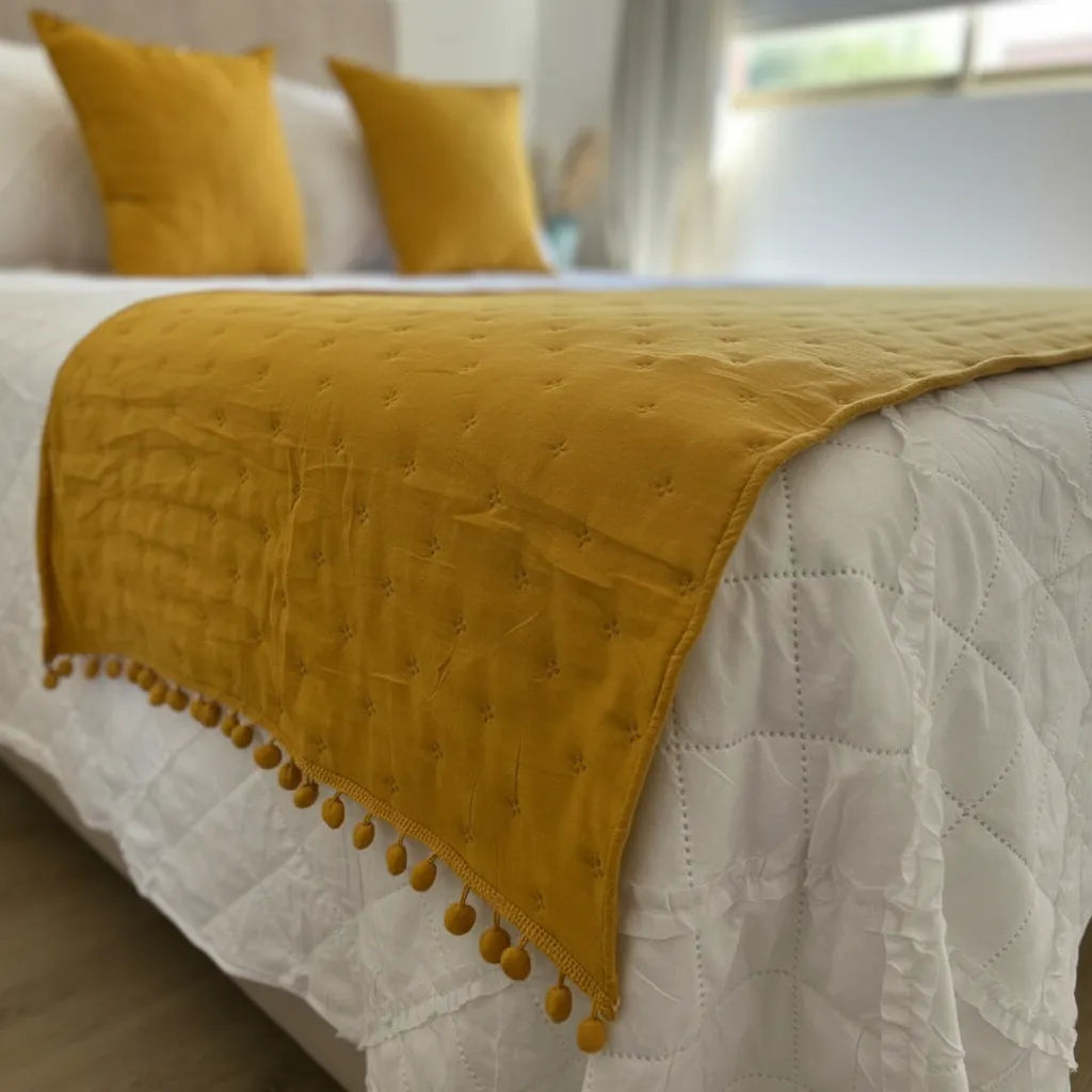 Set de piecera  en algodon con pom- pom + 2 cojines - Mostaza